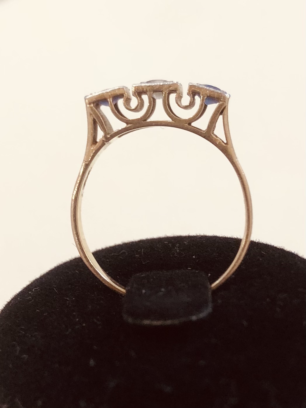 Rückansicht eines Rings aus 585er Gold mit dekorativer Ringschiene