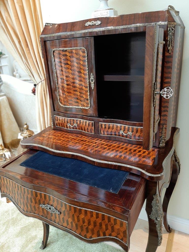 geöffnet antiker Sekretär Würfelintarsie antiker Sekretär mit geöffneter Schublade