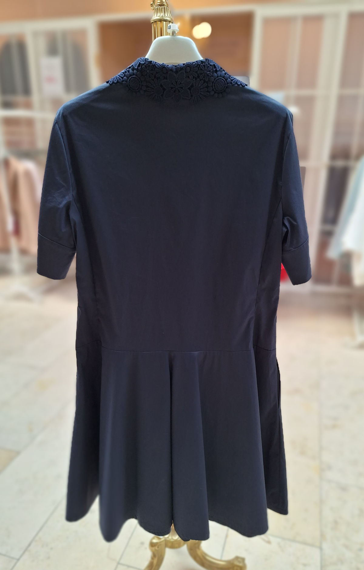 Maison Common Kleid in dunkelblau, Größe 40, mit floralem Kragen, mit Brusttasche und dreiviertel Ärmel, hintere Ansicht.