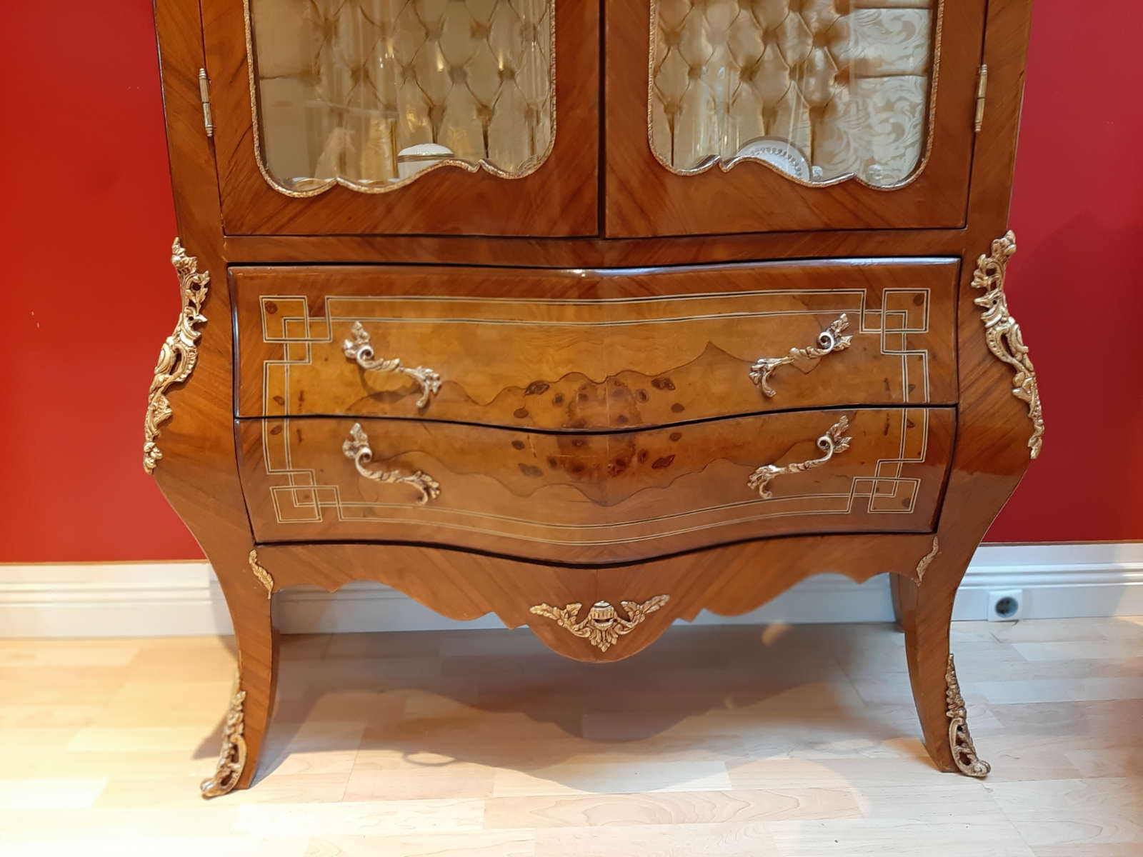 Unterer Bereich der Vitrine frontal