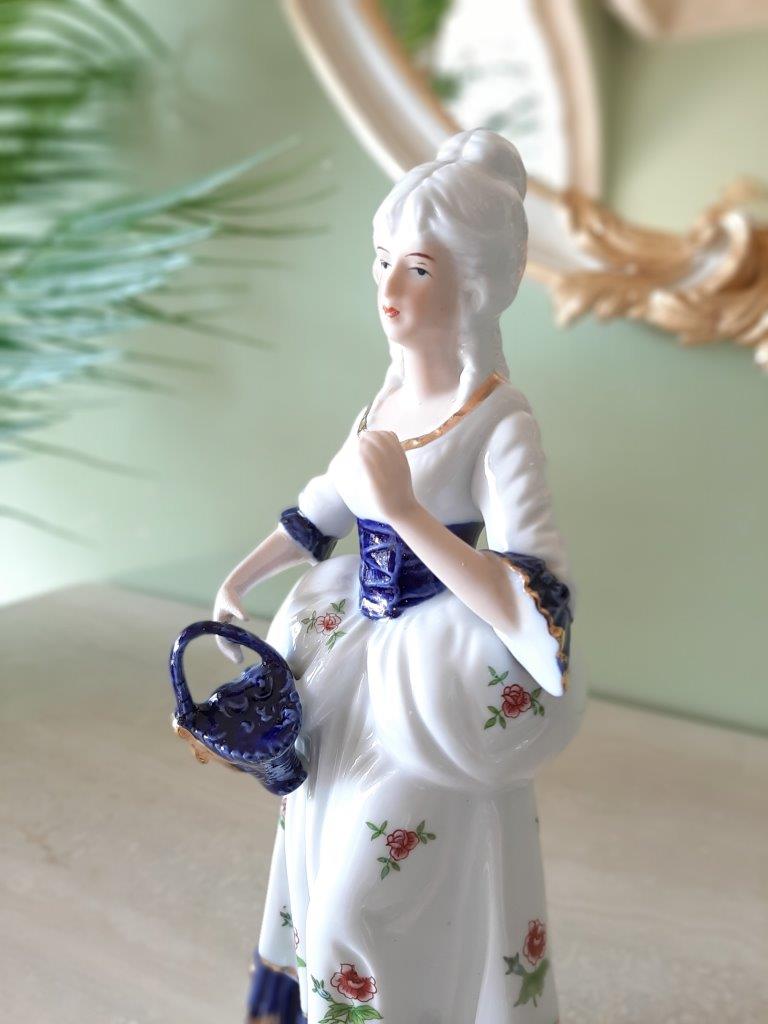 Detailansicht Porzellan Dame im barocken Kleid mit Korb