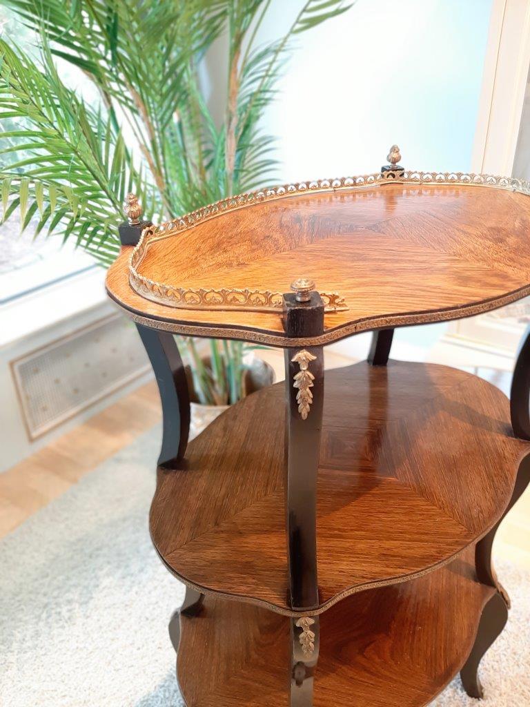 Antikes Regal Etagere Detail obere Ablage