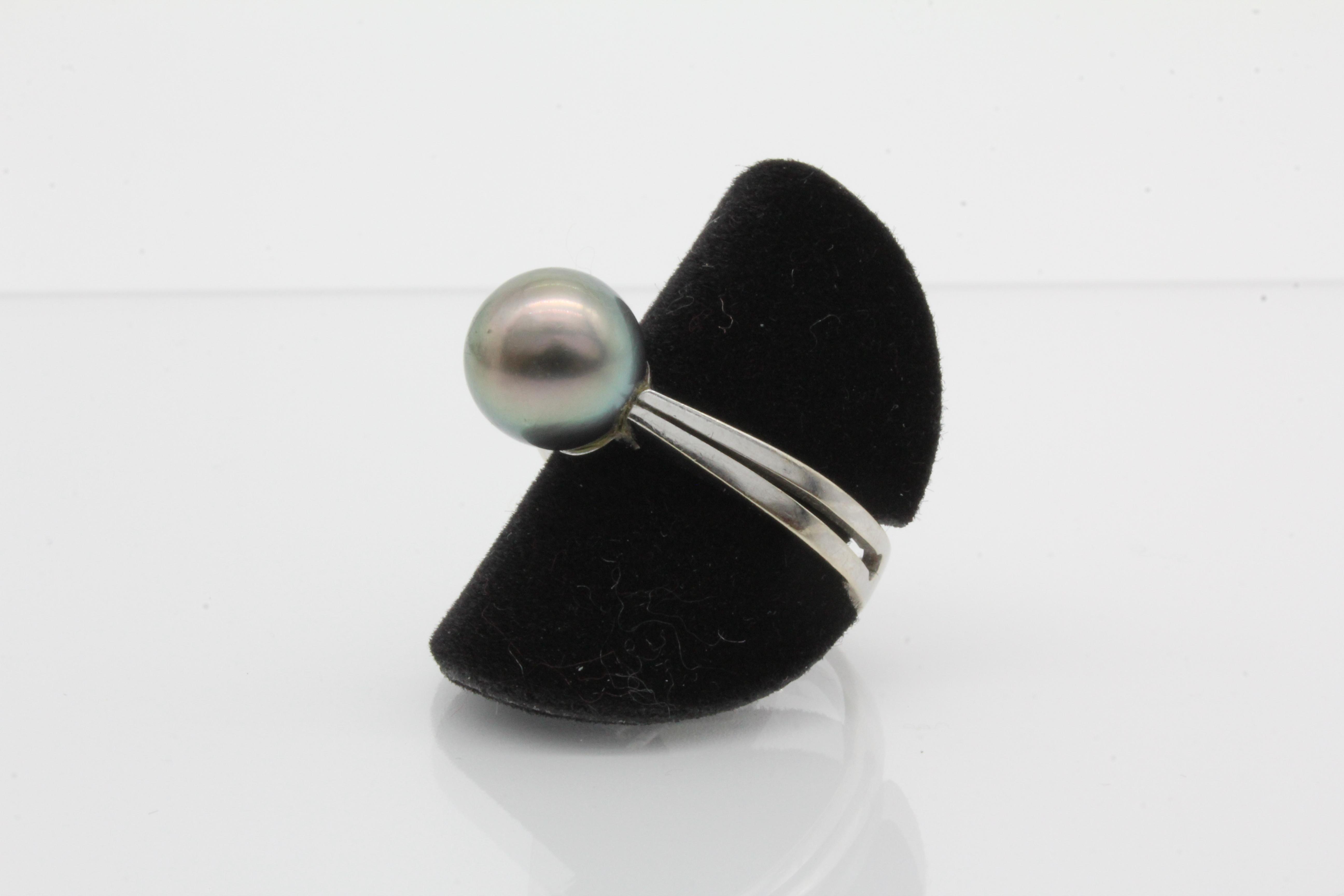 Tahiti-Ring frontal auf schwarzem Display