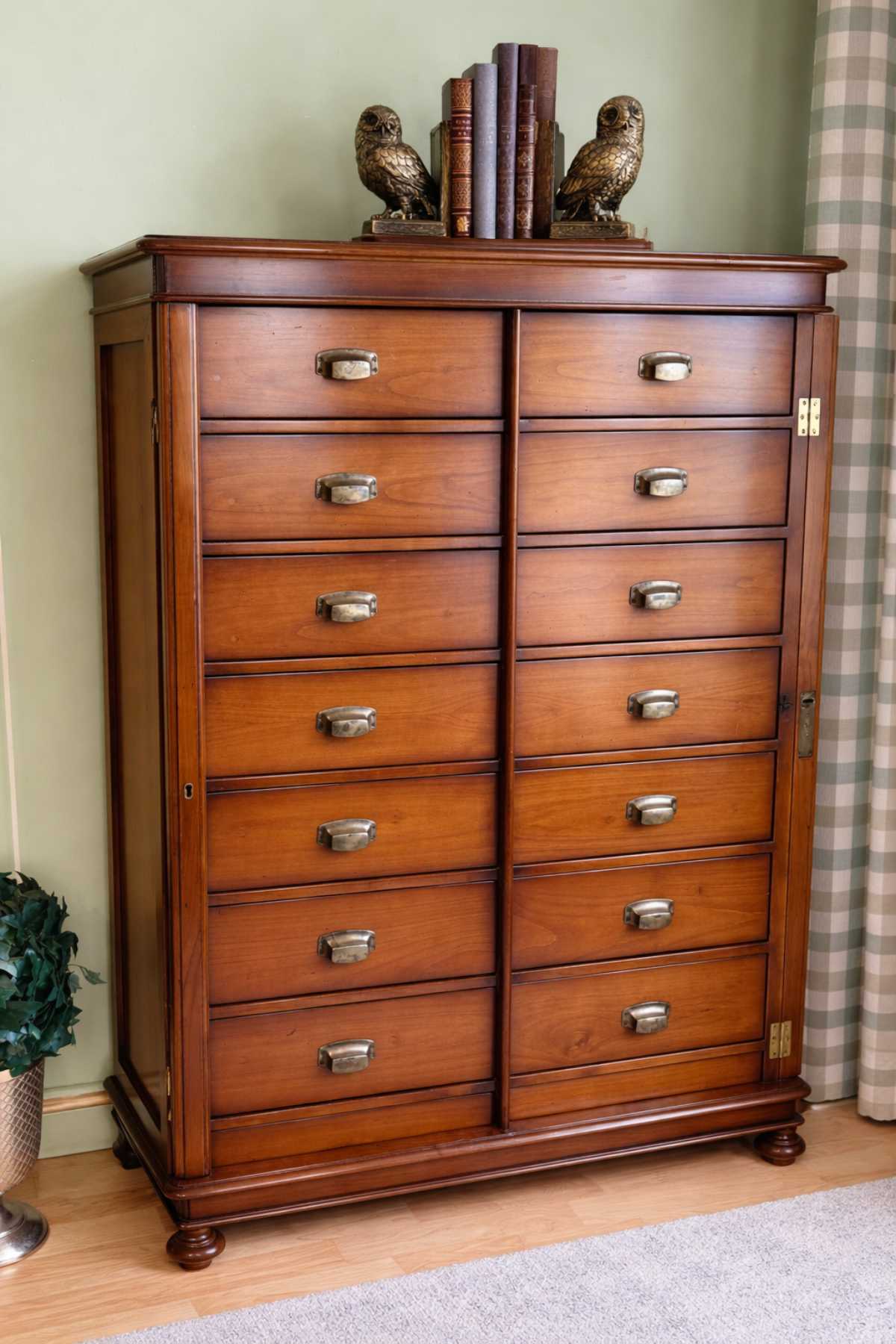 Schubladenkommode Asolo aus Italien mit vielen kleinen Schubladen im klassischen Stil aus Massivholz.