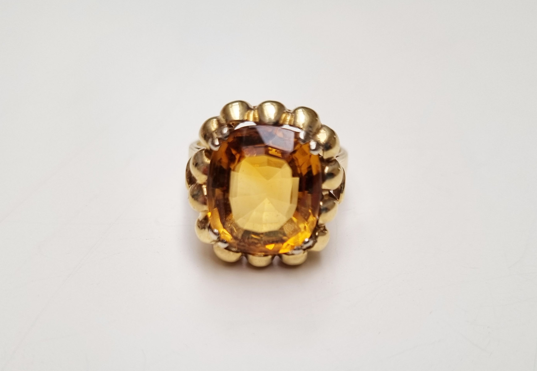 Ring mit grossem Citrin, aus 585er Gold, frontal.