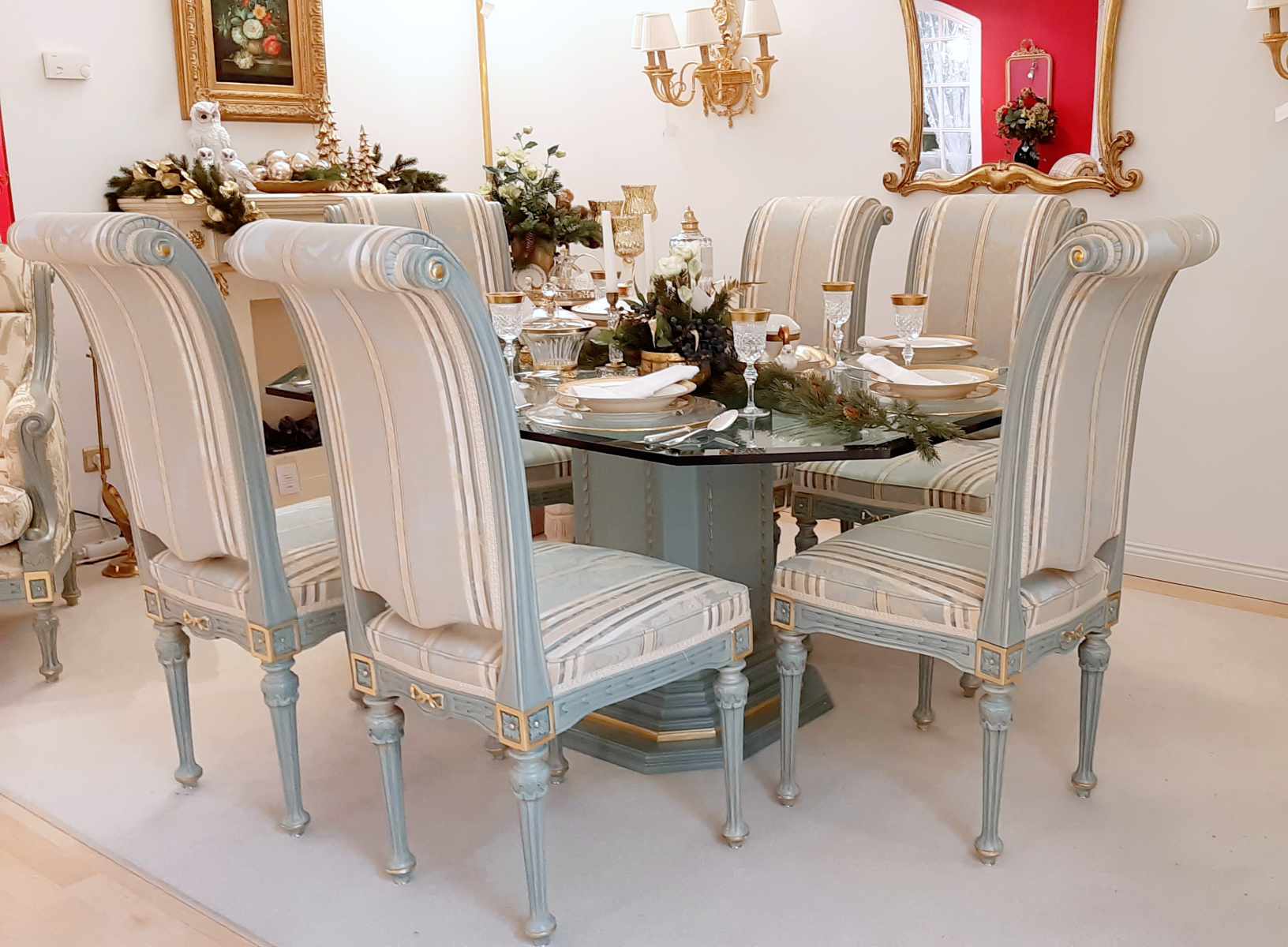 Tischgruppe im Stil des Louis XVI, aus dem Hause Trüggelmann, in türkis mit 6 Stühlen, Frontalansicht.