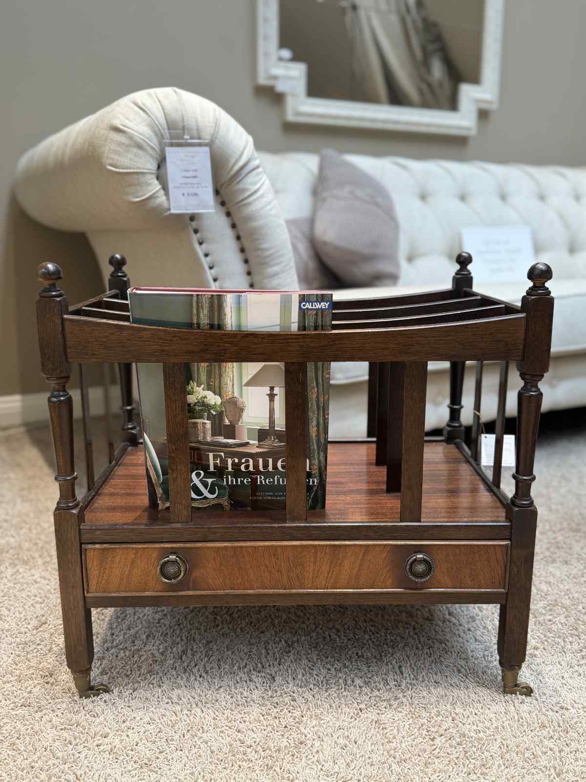 Zeitungsständer englischer Stil Mahagoni Vorderansicht.