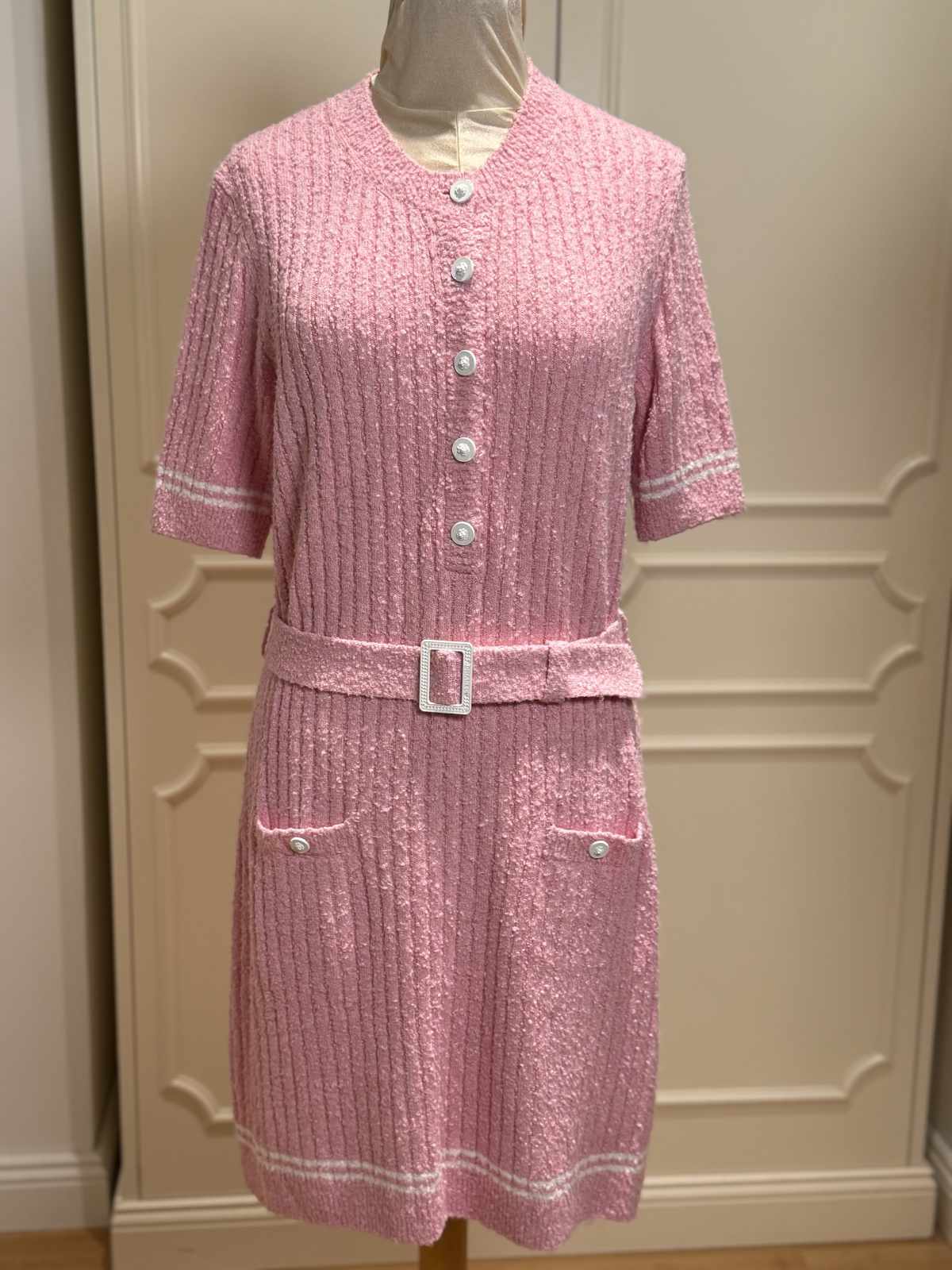 Chanel Kleid in Rosa mit weißen Akzenten.