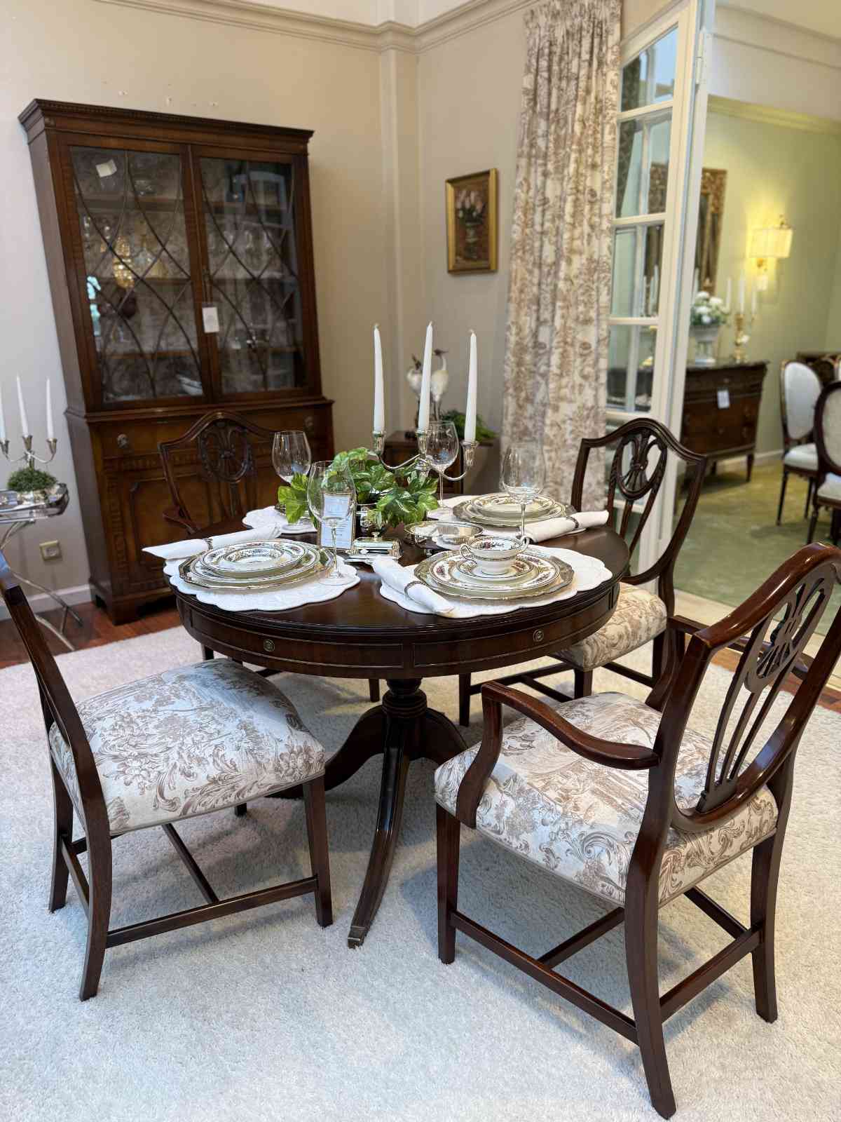 Essgruppe Louis Englischer Stil Mahagoni Rundtisch Ausziehbar Gesamtansicht.