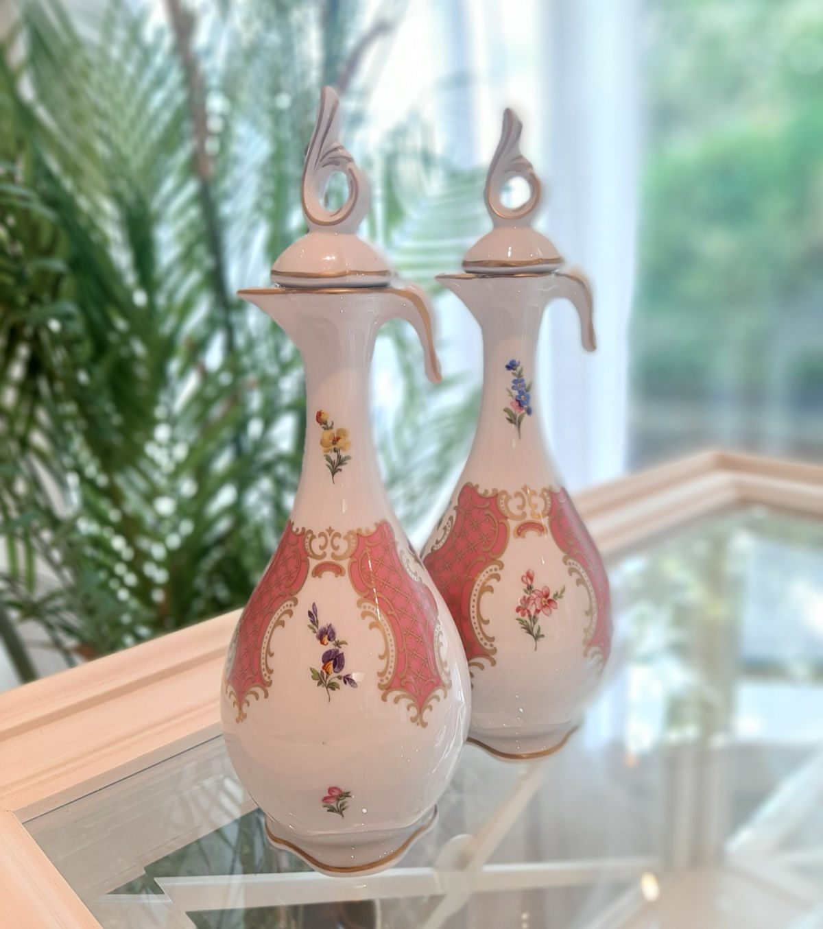 Essig- und Ölkännchen von Lindner Porzellan, handbemalt mit Blumenmotiv, Set.