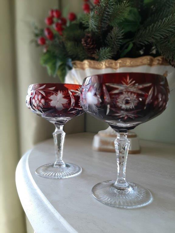 Rote Kristall-Sektschalen seitlich von vorne aufgenommen