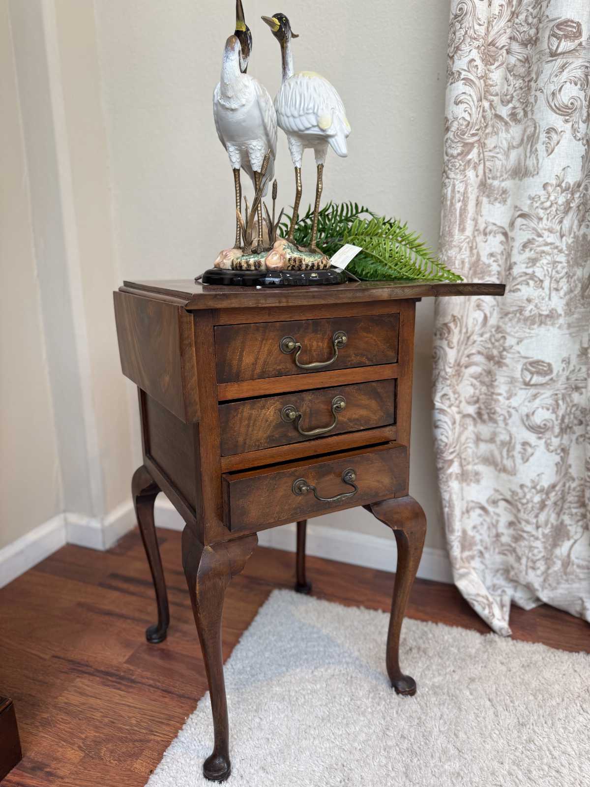 Elliot englische Kommode Mahagoni Beistelltisch mit Klappseiten frontal.