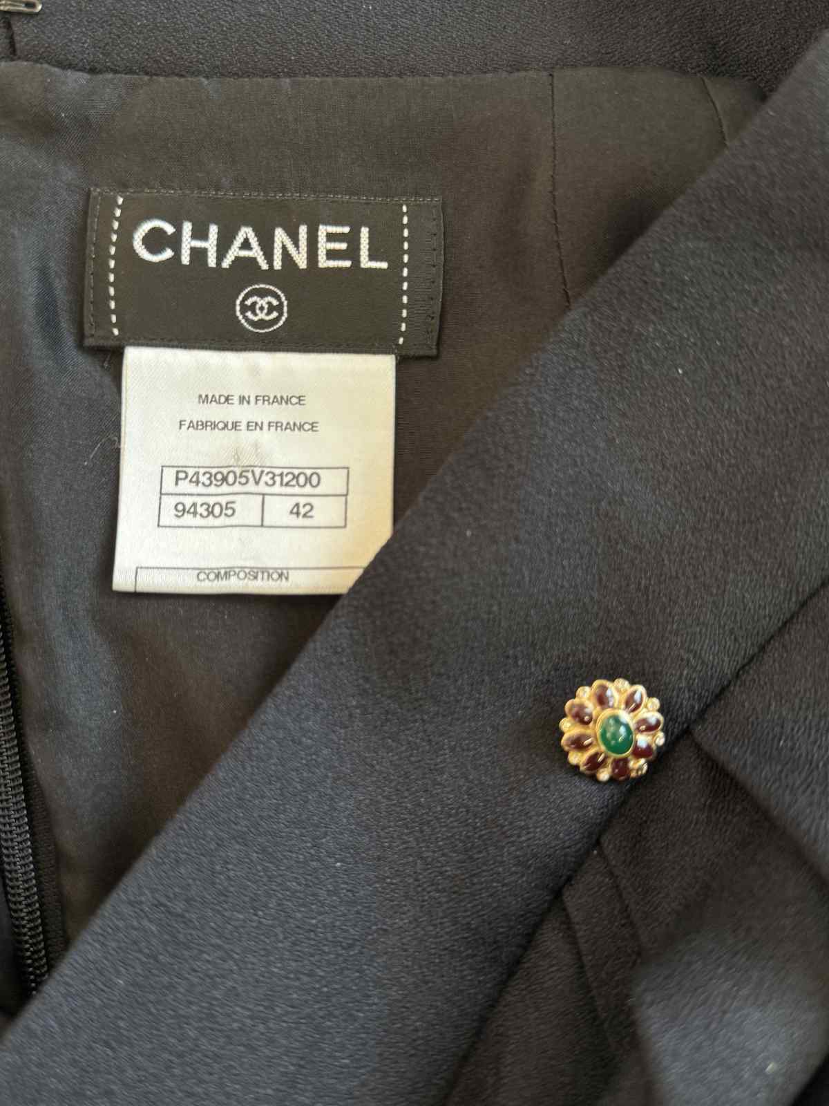 Detailansicht des dekorativen Zierknopfs am Bund des Chanel Rocks.