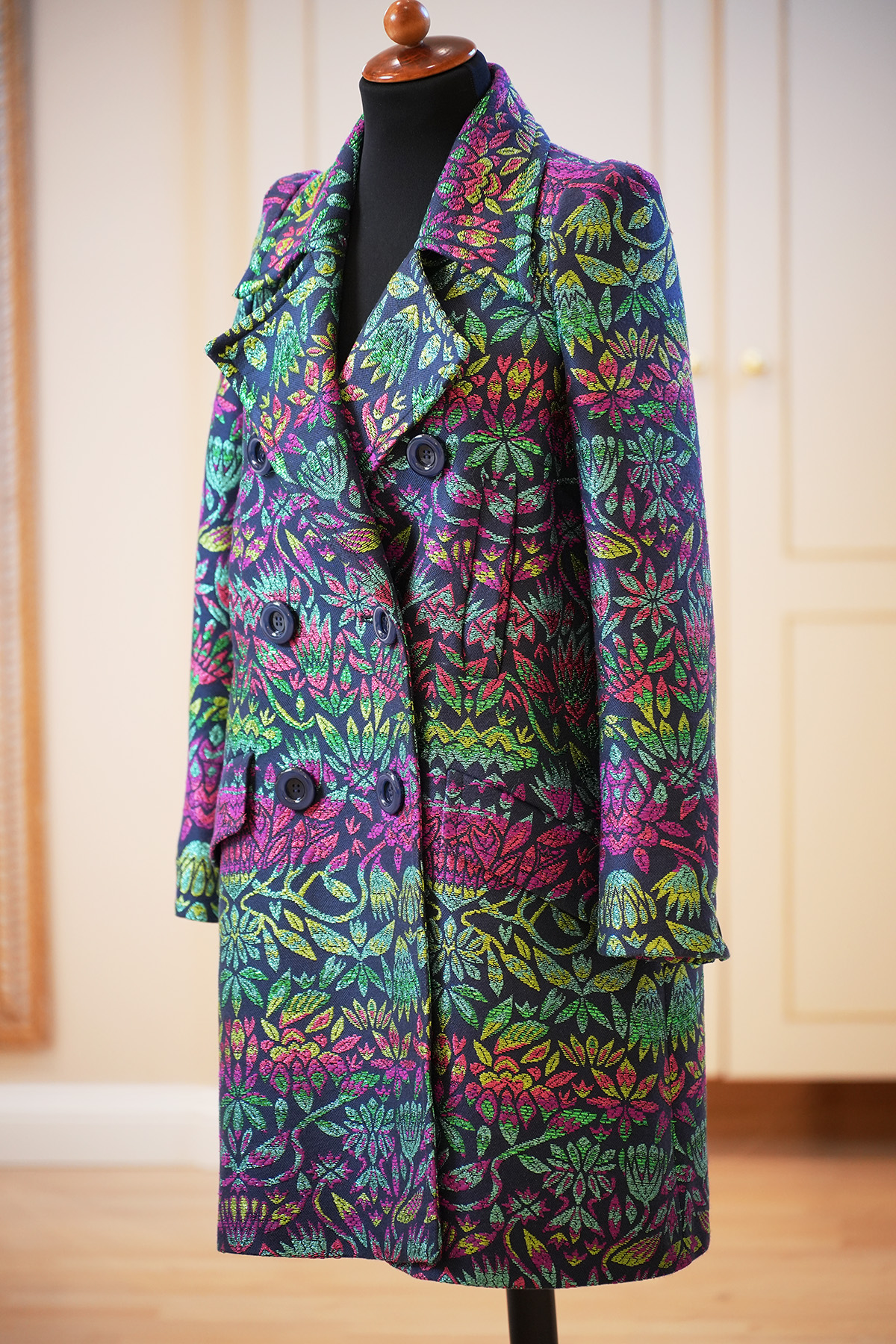 Schrägansicht eines farbintensiven Maison Common Mantels mit Taillierung