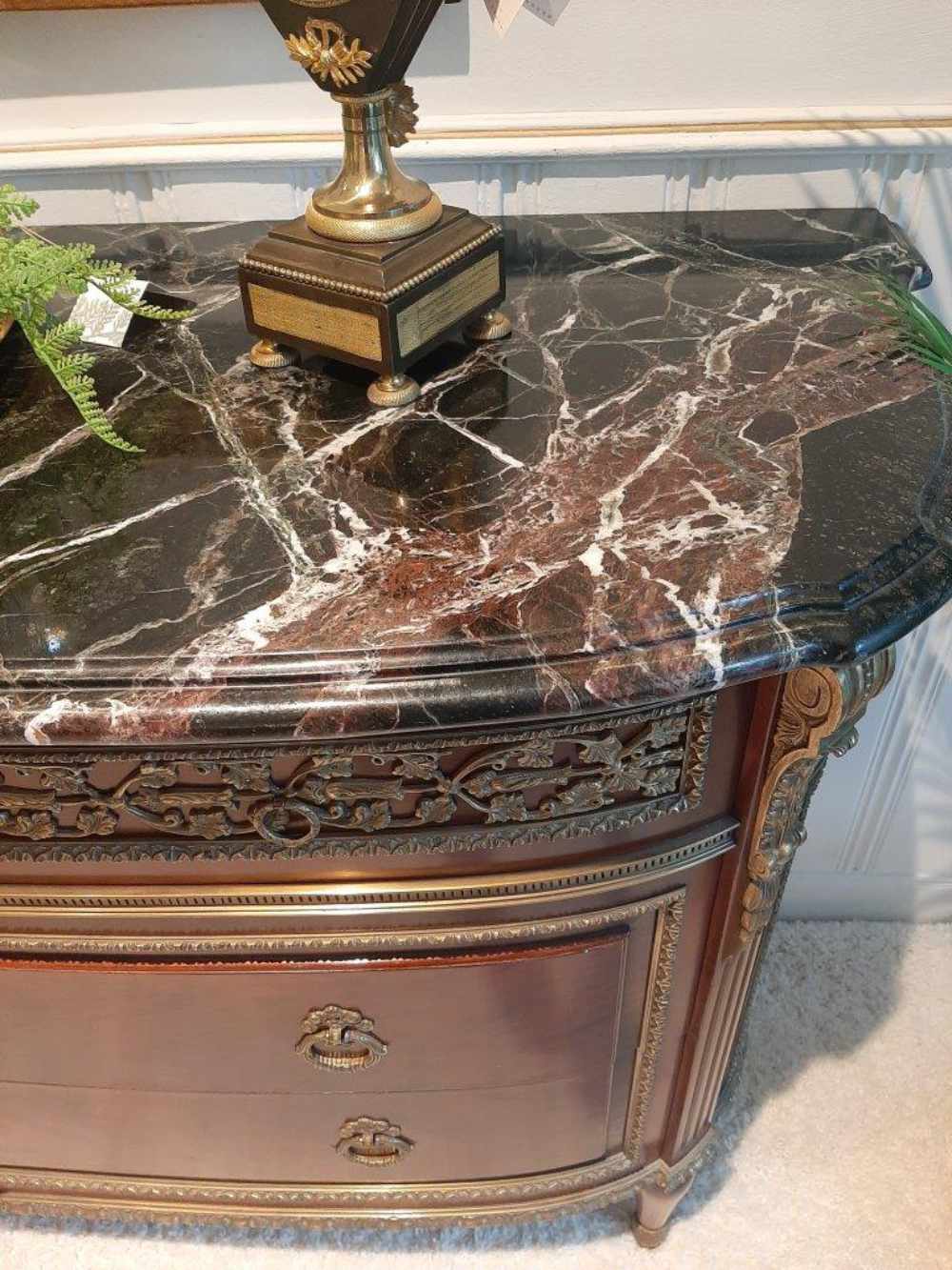 Klassisch geformte Kommode Bronzeverzierungen Marmorplatte abschließbare Schubladen oben Klassisch geformte Kommode, mit Bronzeverzierungen, Marmorplatte, abschließbaren Schubladen, von oben.