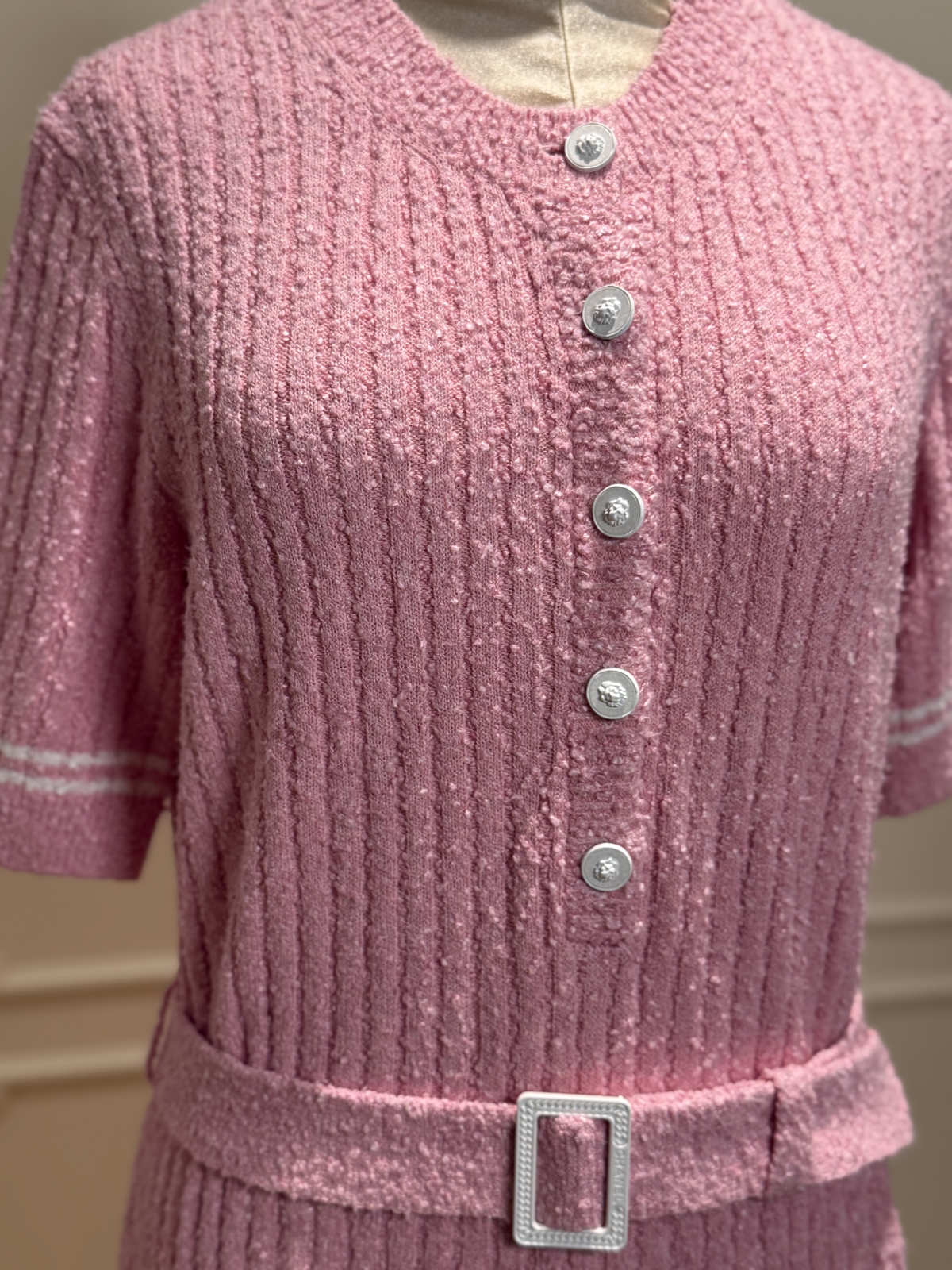 Chanel Kleid in Rosa mit Weißen Akzenten und verzierten Knöpfen.