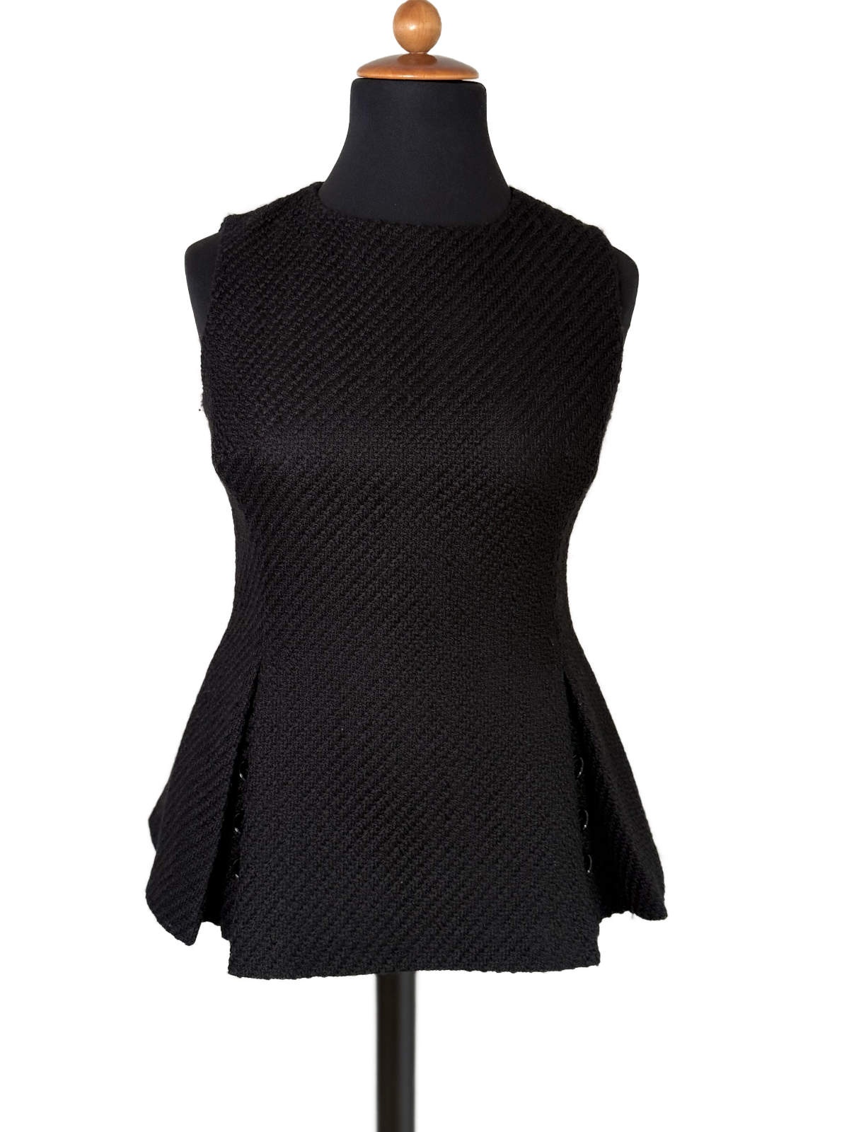 Schwarzes Christian Dior Oberteil aus Schurwolle mit Seidenfutter, Vorderansicht.