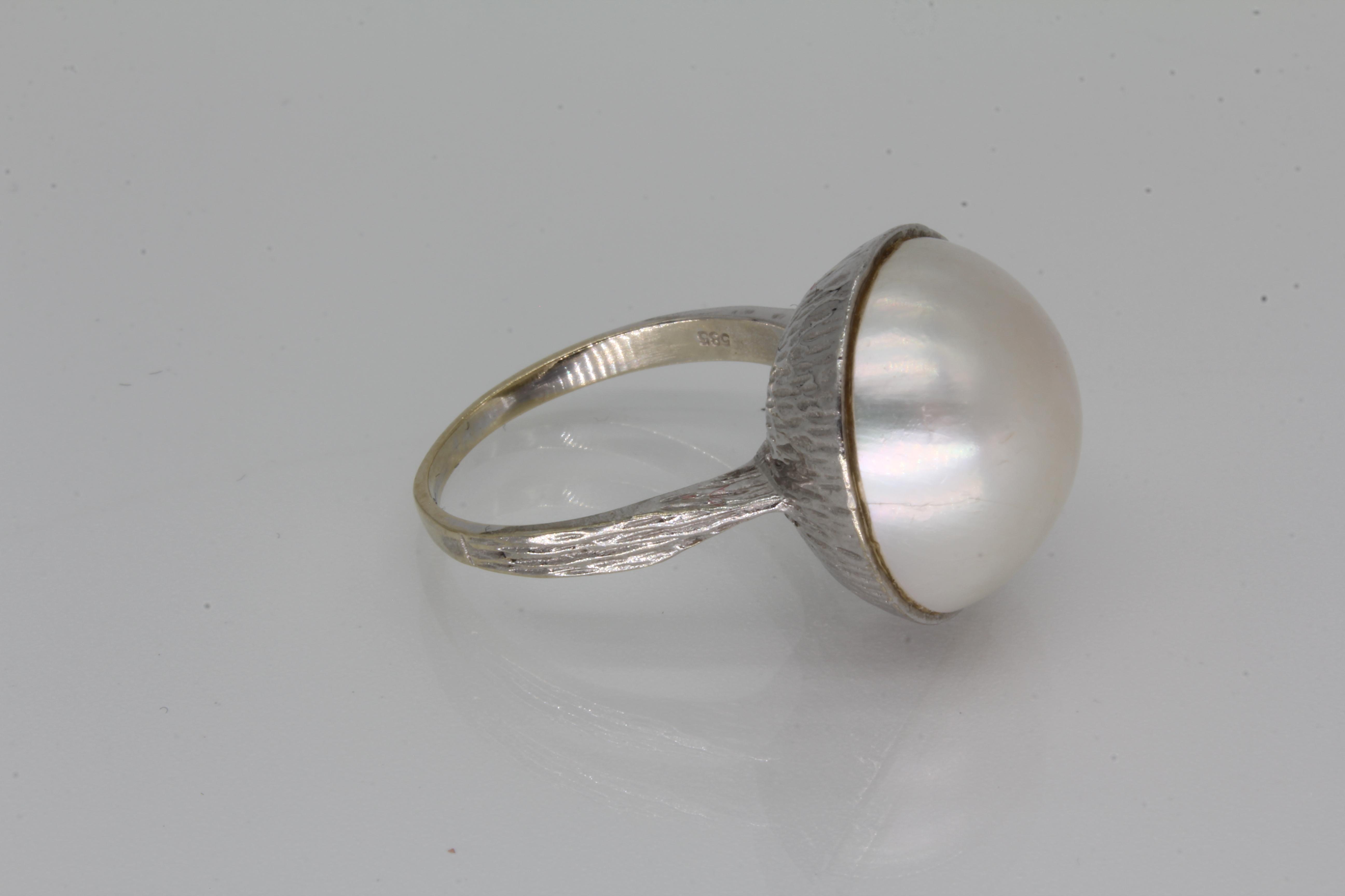 Seitenansicht eines Weißgoldrings mit halber Akoya Perle