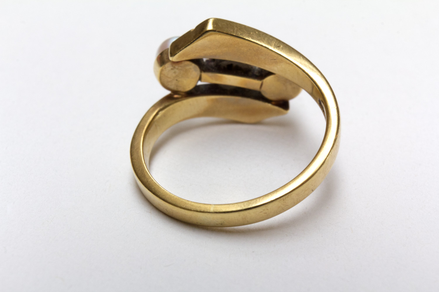 Ring mit Perlen und Diamant in 585 Gold gefasst in Größe 53 von der Rückseite zu sehen.