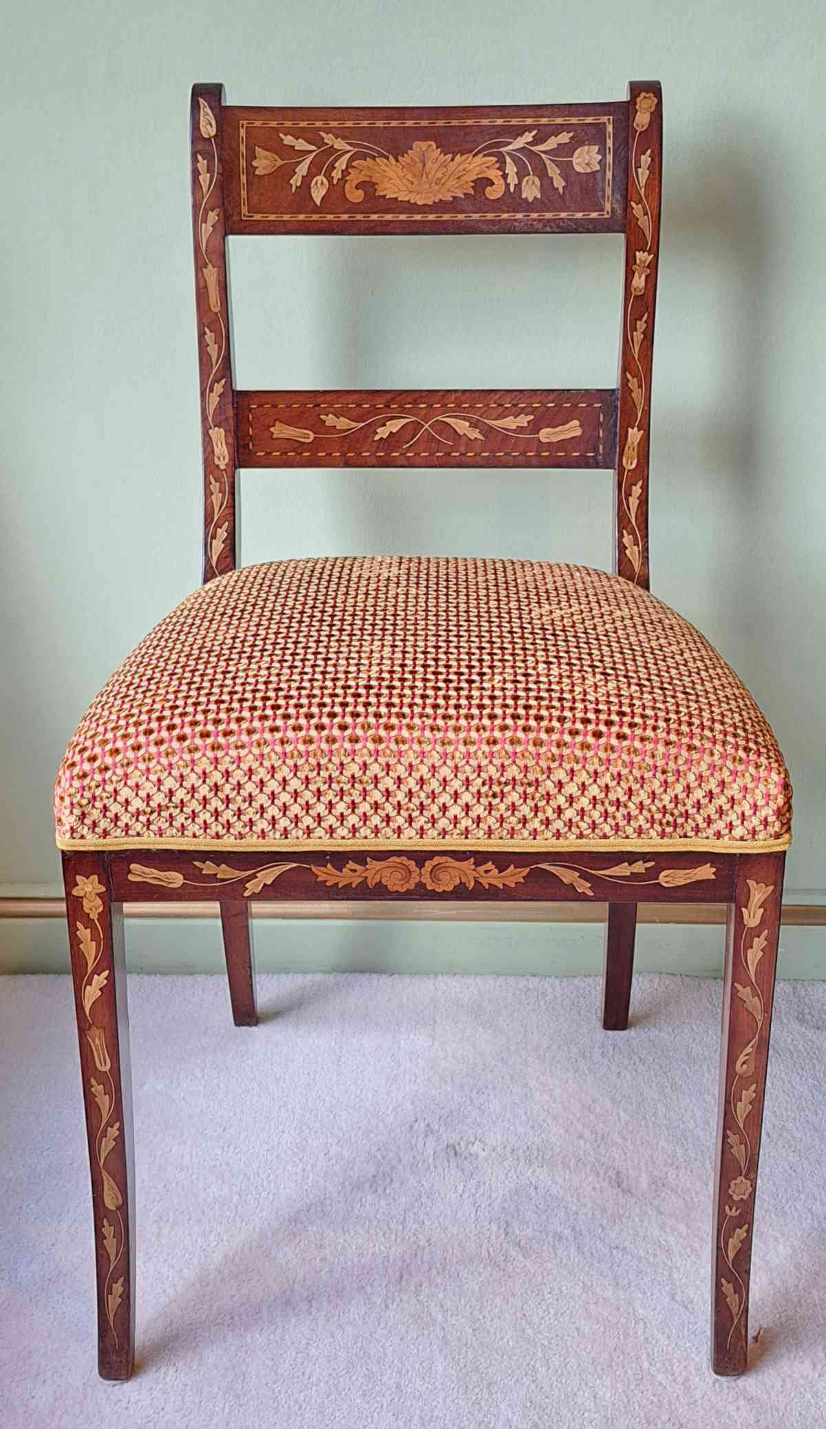 Antiker Stuhl, intarsiert, aus den Niederlanden, wohl 19. Jahrhundert, neu gepolstert und bezogen, Frontalansicht.