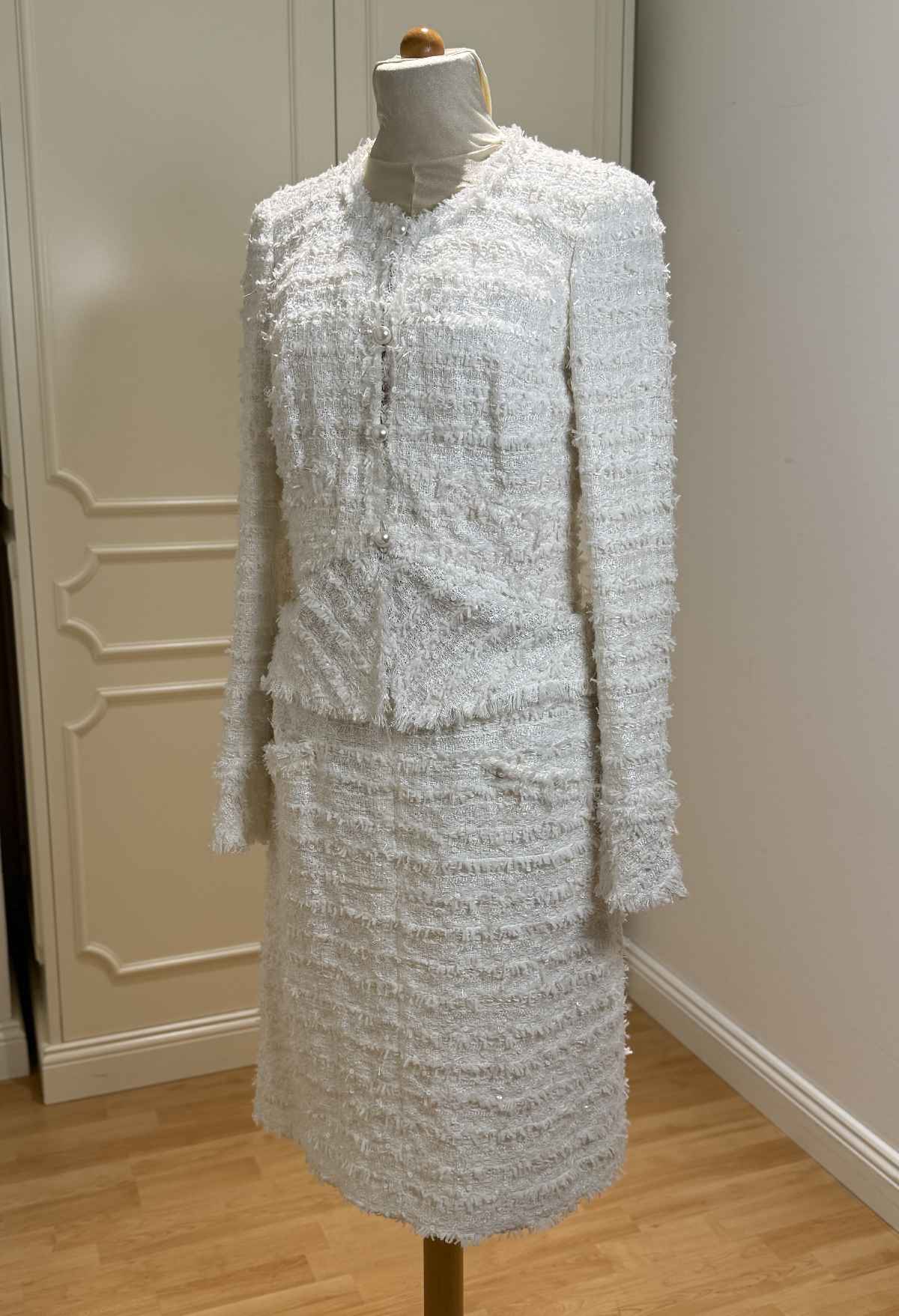 CHANEL Kostüm in Weiß, in Größe 39, seitlich. 