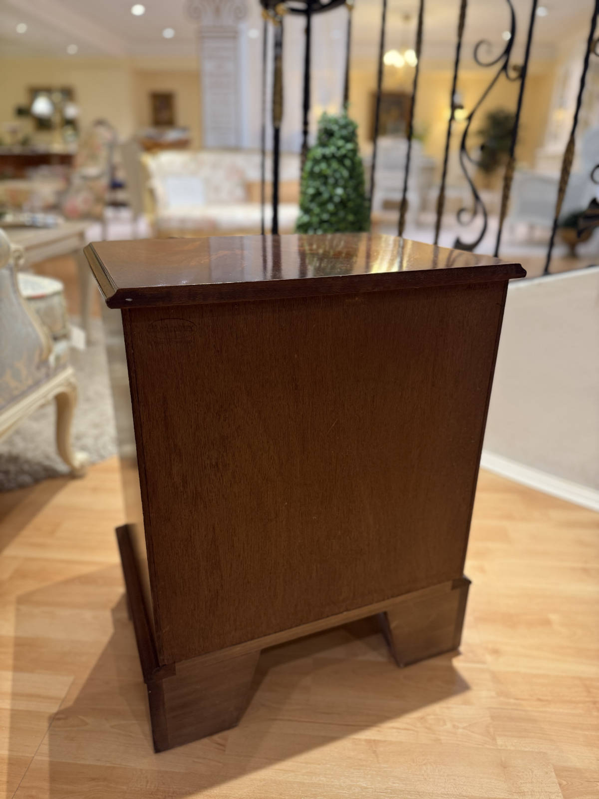 Kommödchen Toby Rückseite aus Mahagoni.