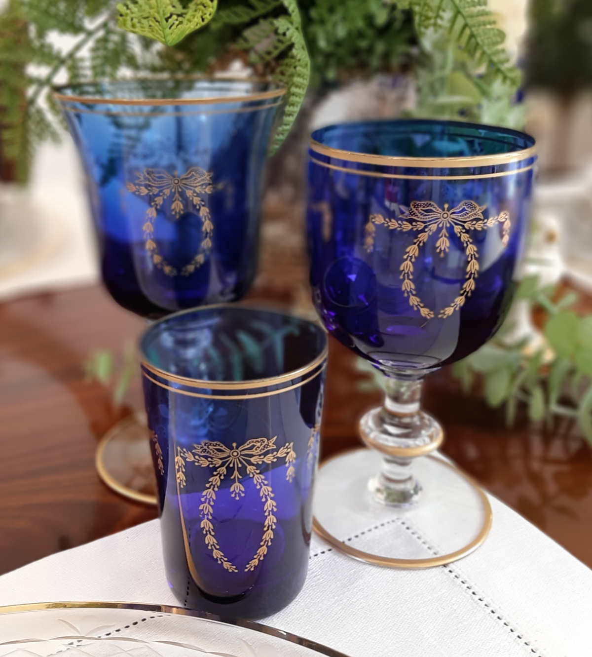 Royalblaues Weißweinglas oder Shopper, im Stil des Empire, mit Goldverzierungen, Frontalansicht.