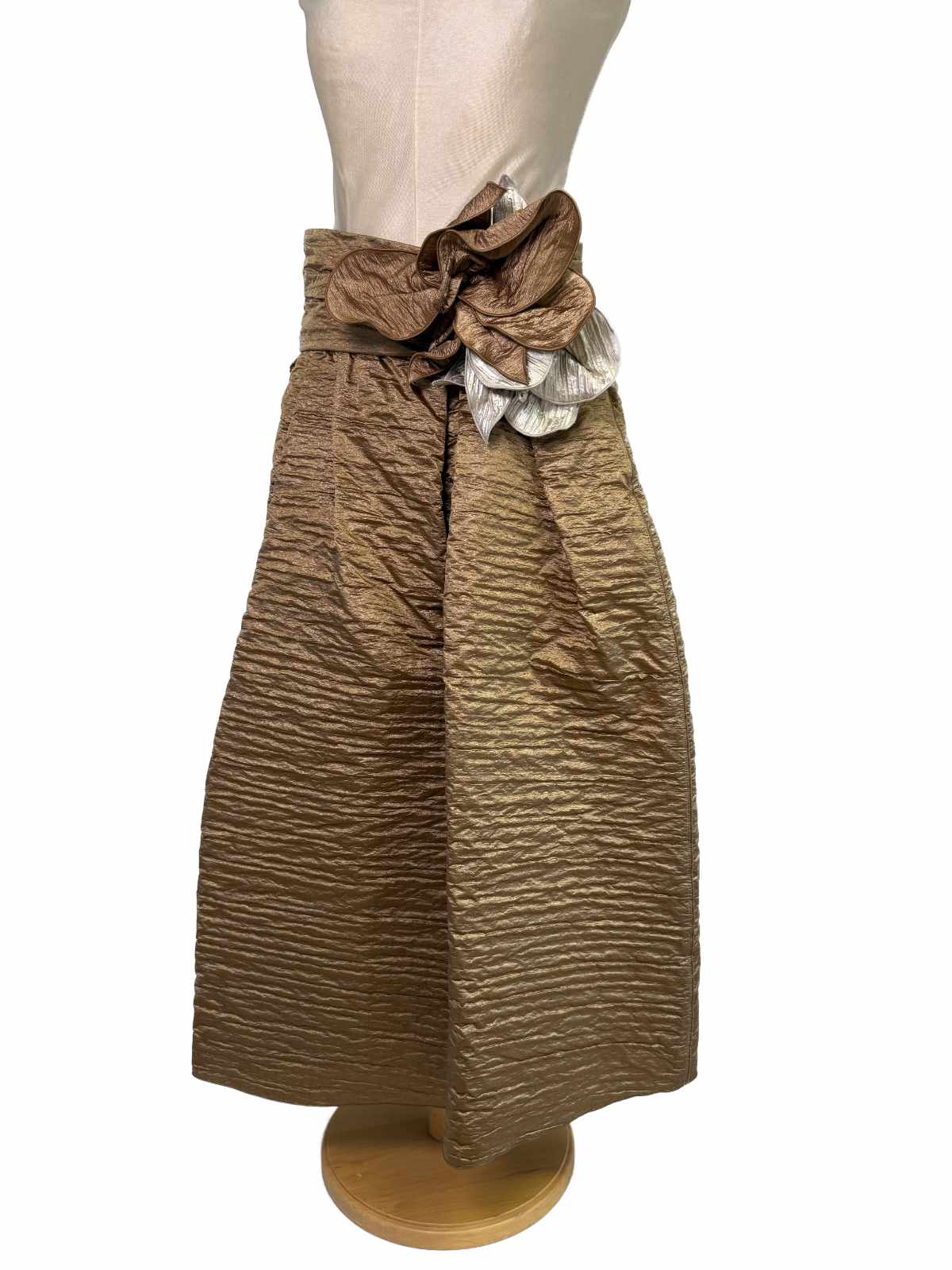 Goldbrauner Marc Jacobs Rock mit abnehmbarem Blumengürtel in der Vorderansicht.