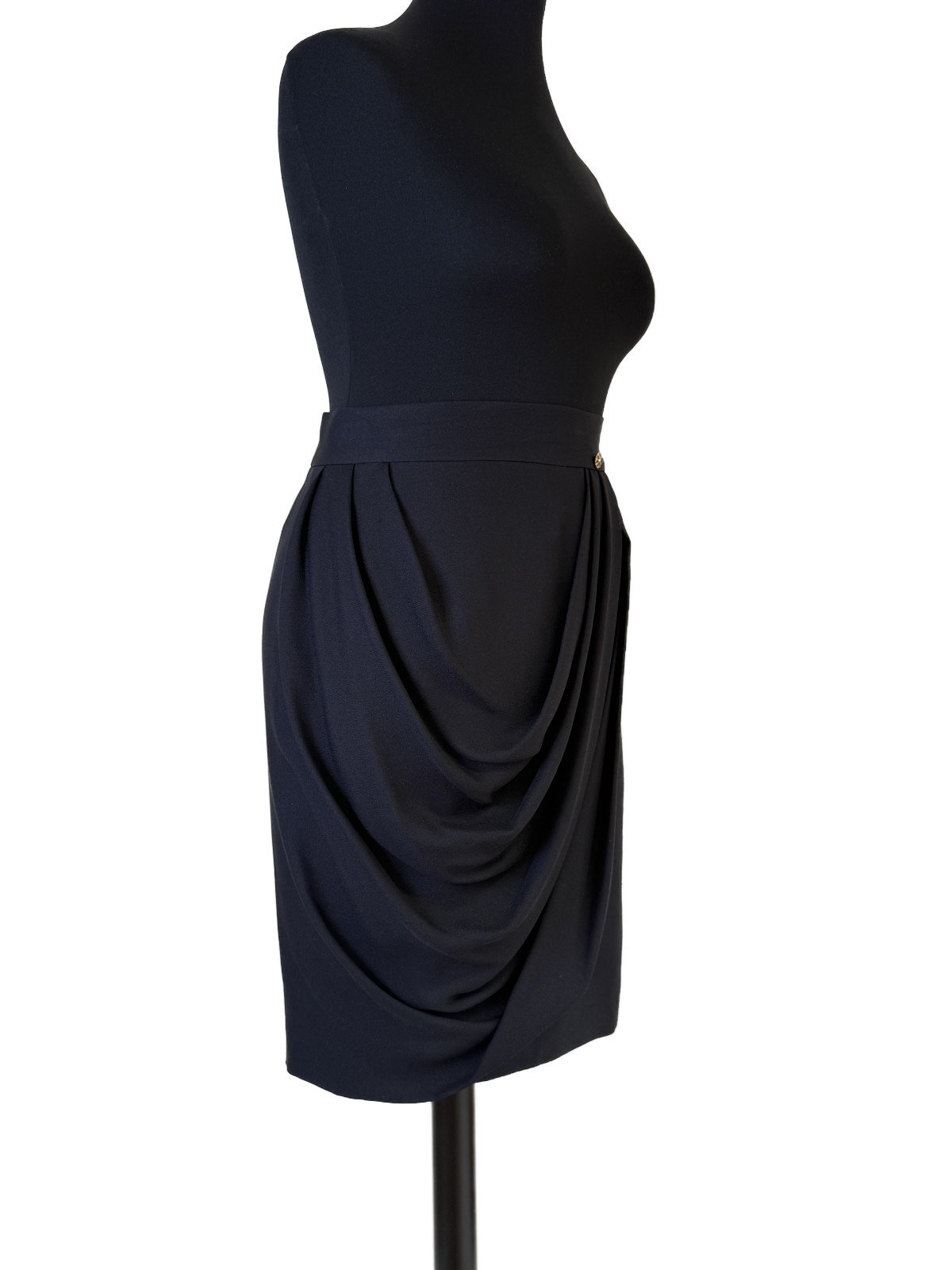 Seitenansicht des Chanel Seidenrocks mit elegantem Drapé.