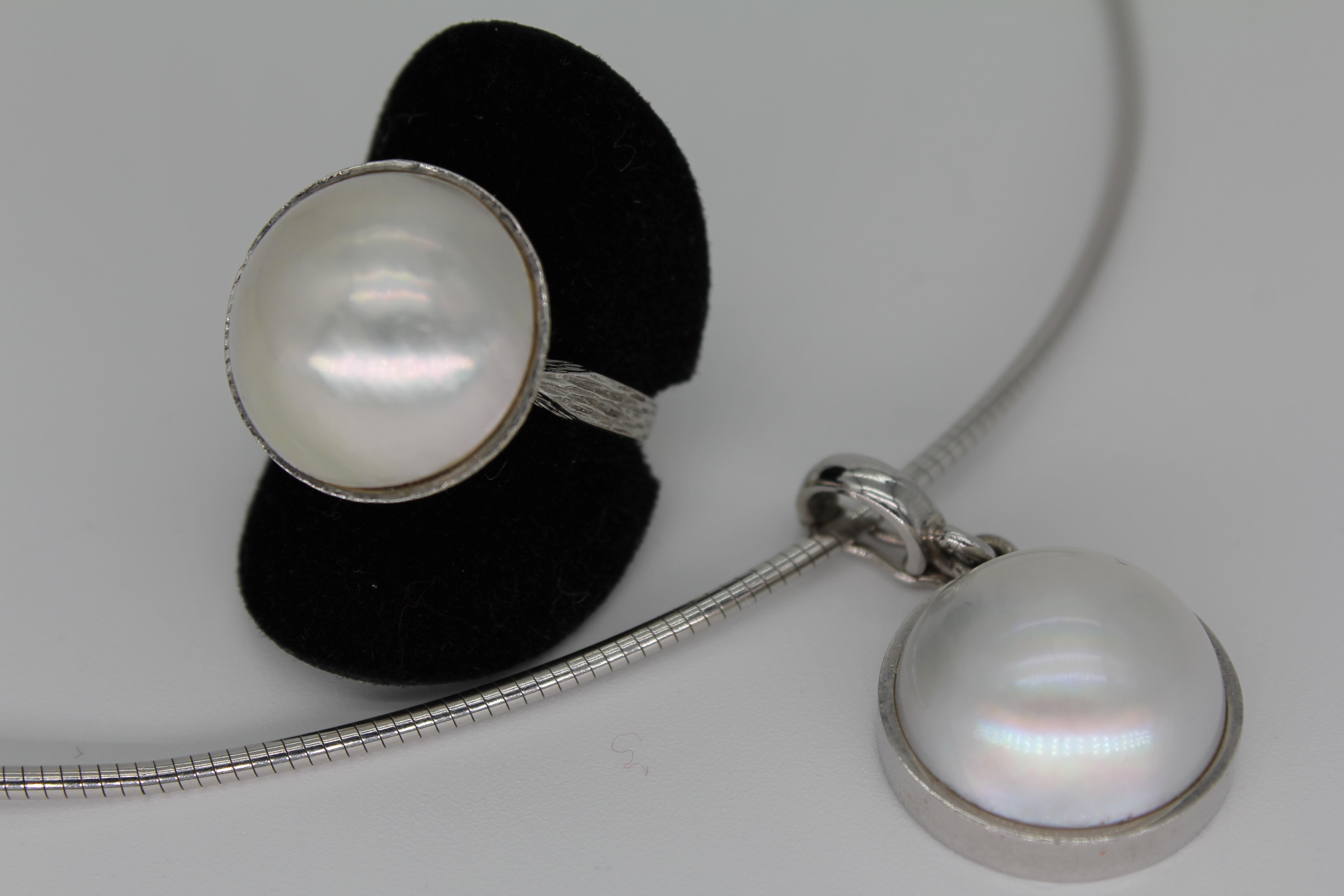 Ring und Halsreif aus 585er Weißgold mit Akoya Perle in eleganter Präsentation