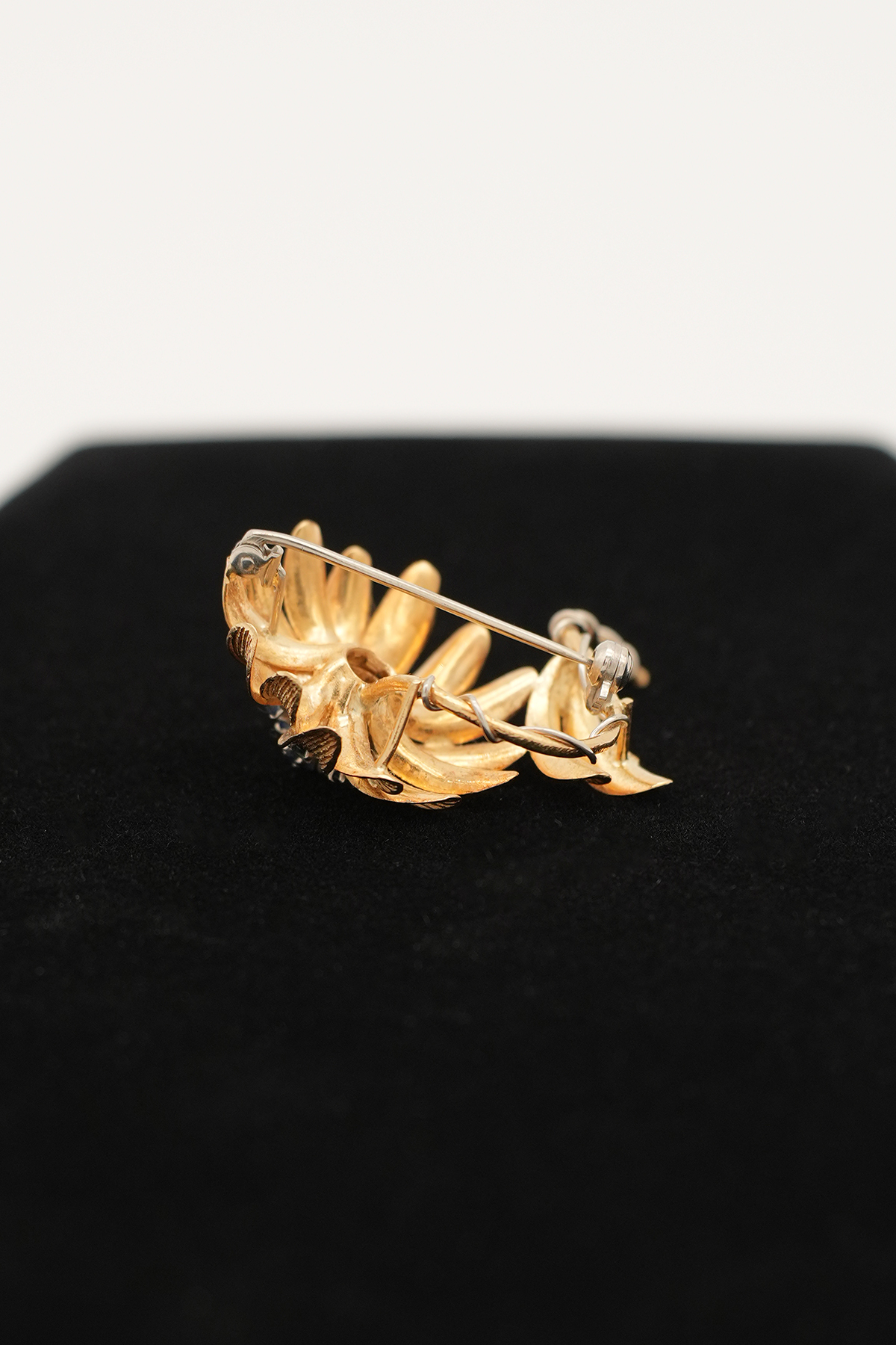 Rückseite und Aufbau der 585er Goldbrosche mit Diamant und Saphiren