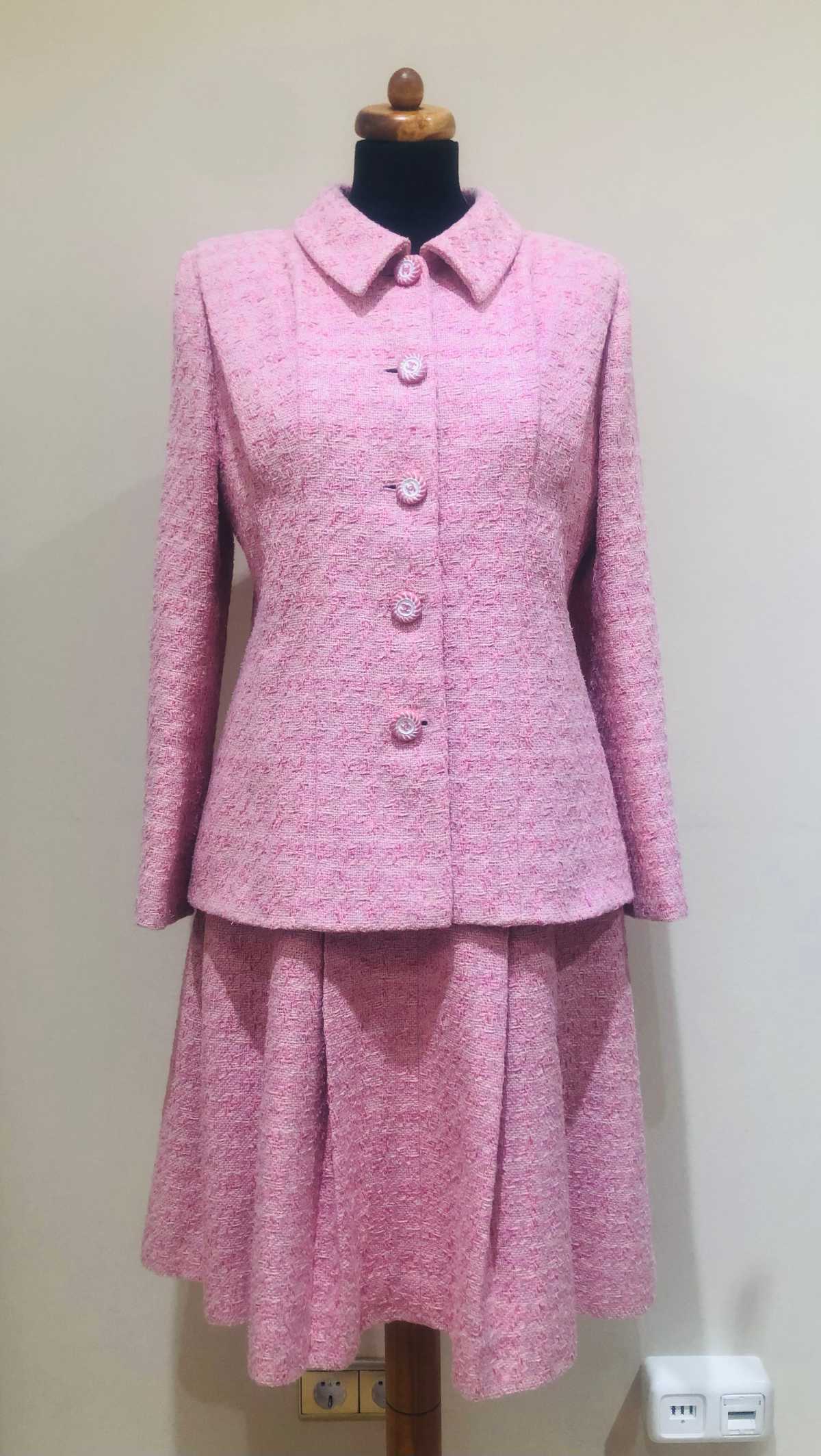 Chanel Kostüm, in rosé, aus Tweed, in Größe 38, frontalansicht.