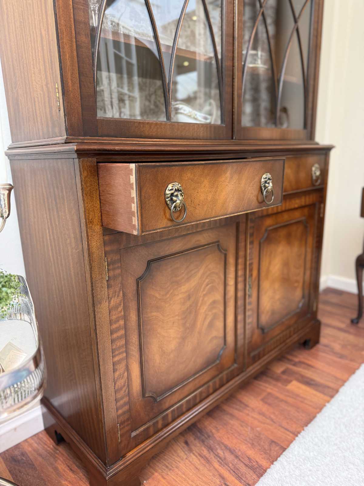 Detailaufnahme der Schubladen mit Messinggriffen an der Vitrine Elsie von Bevan Funnell.