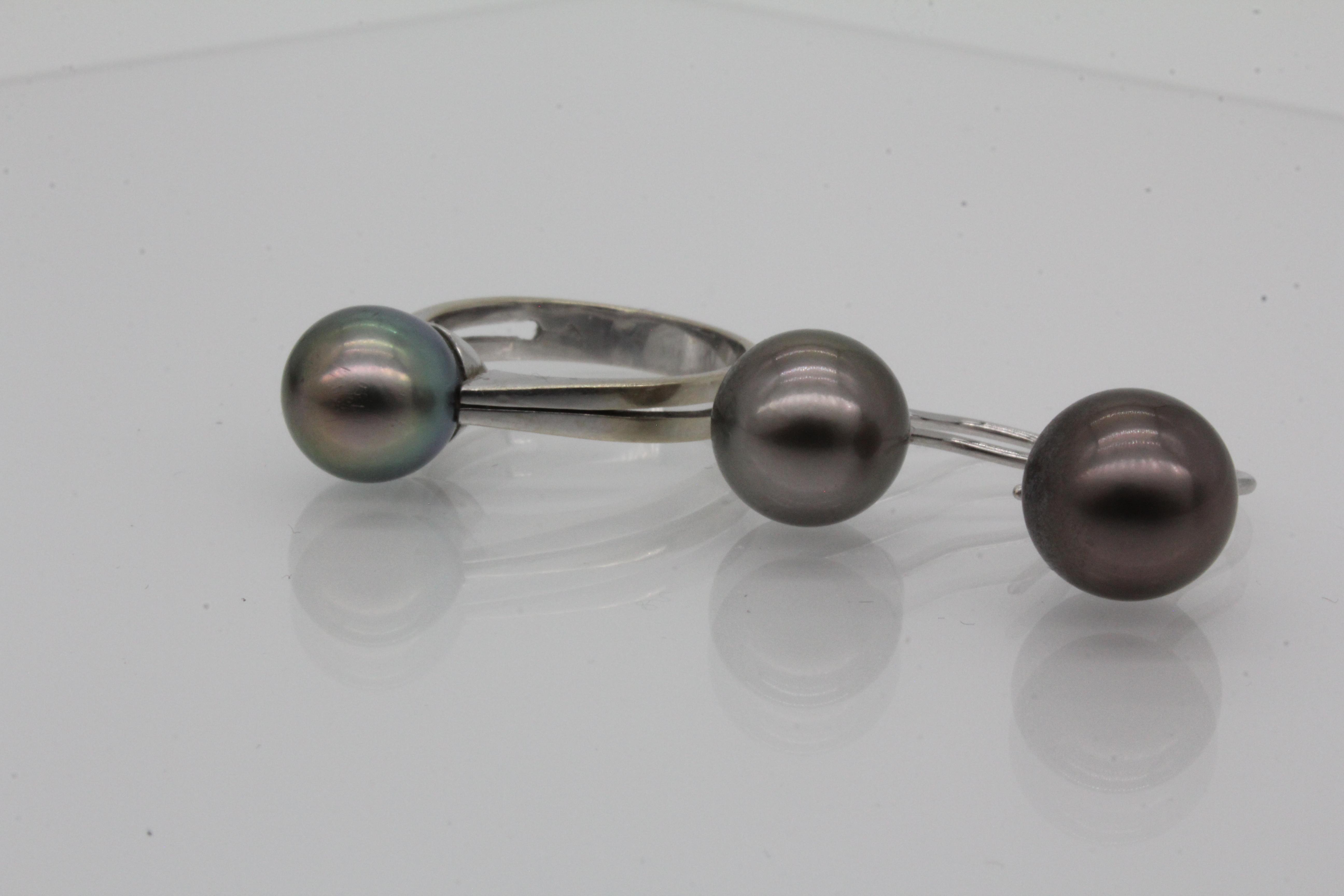 Ring mit zwei Tahiti-Perlen daneben