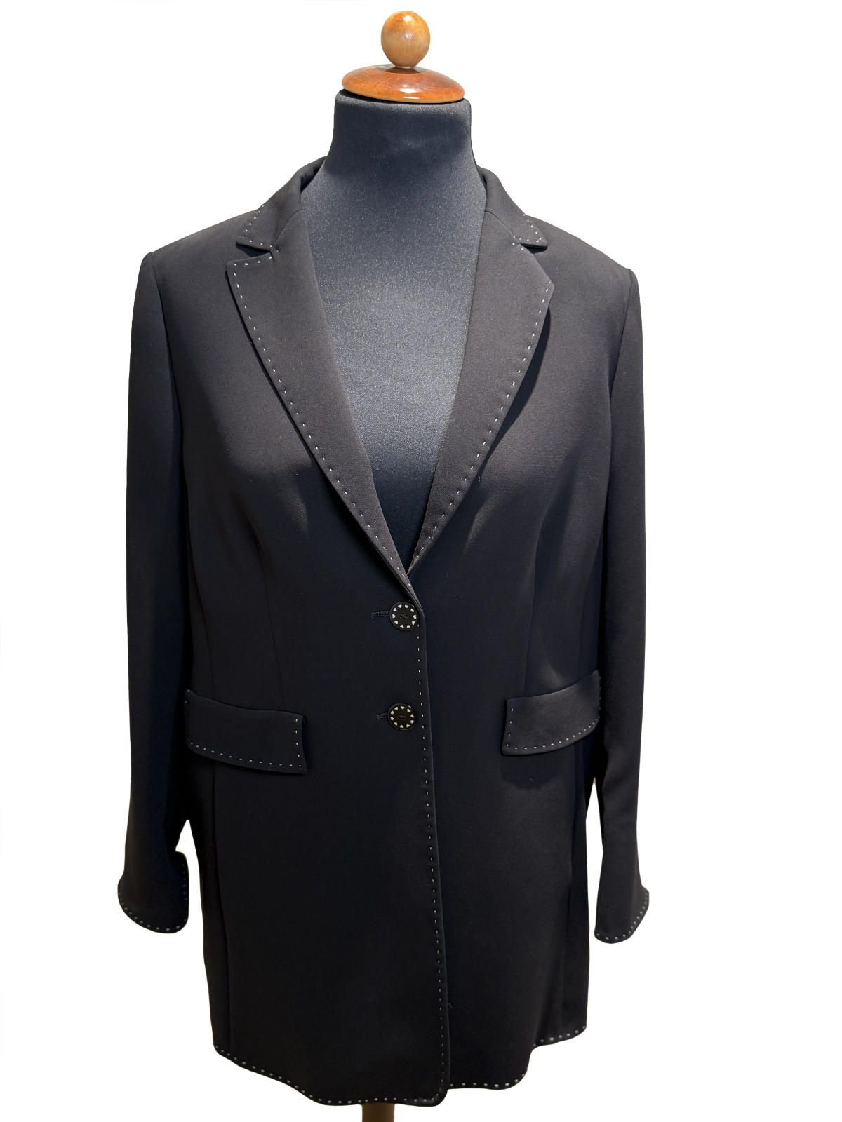 Schwarzer Maison-Common-Blazer mit klassischem Revers und Ziernähten, Vorderansicht.