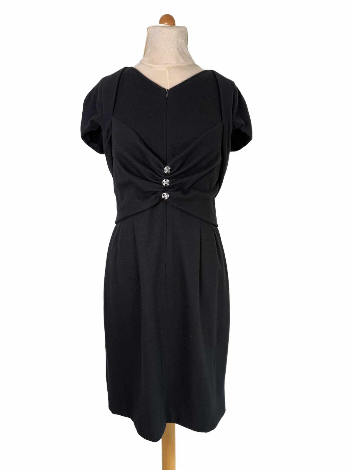 CHANEL schwarzes Kleid aus Wolle in Vorderansicht mit Schmuckknöpfen.