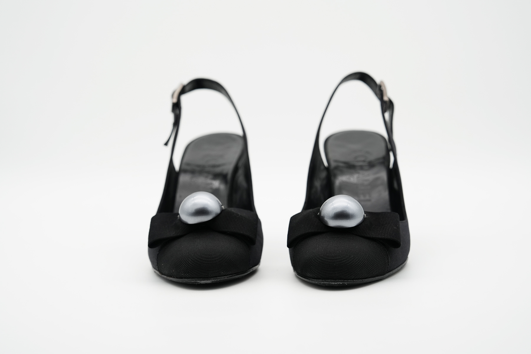 Schwarze Chanel Riemchenpumps frontal mit Perlenakzent auf der Schuhspitze