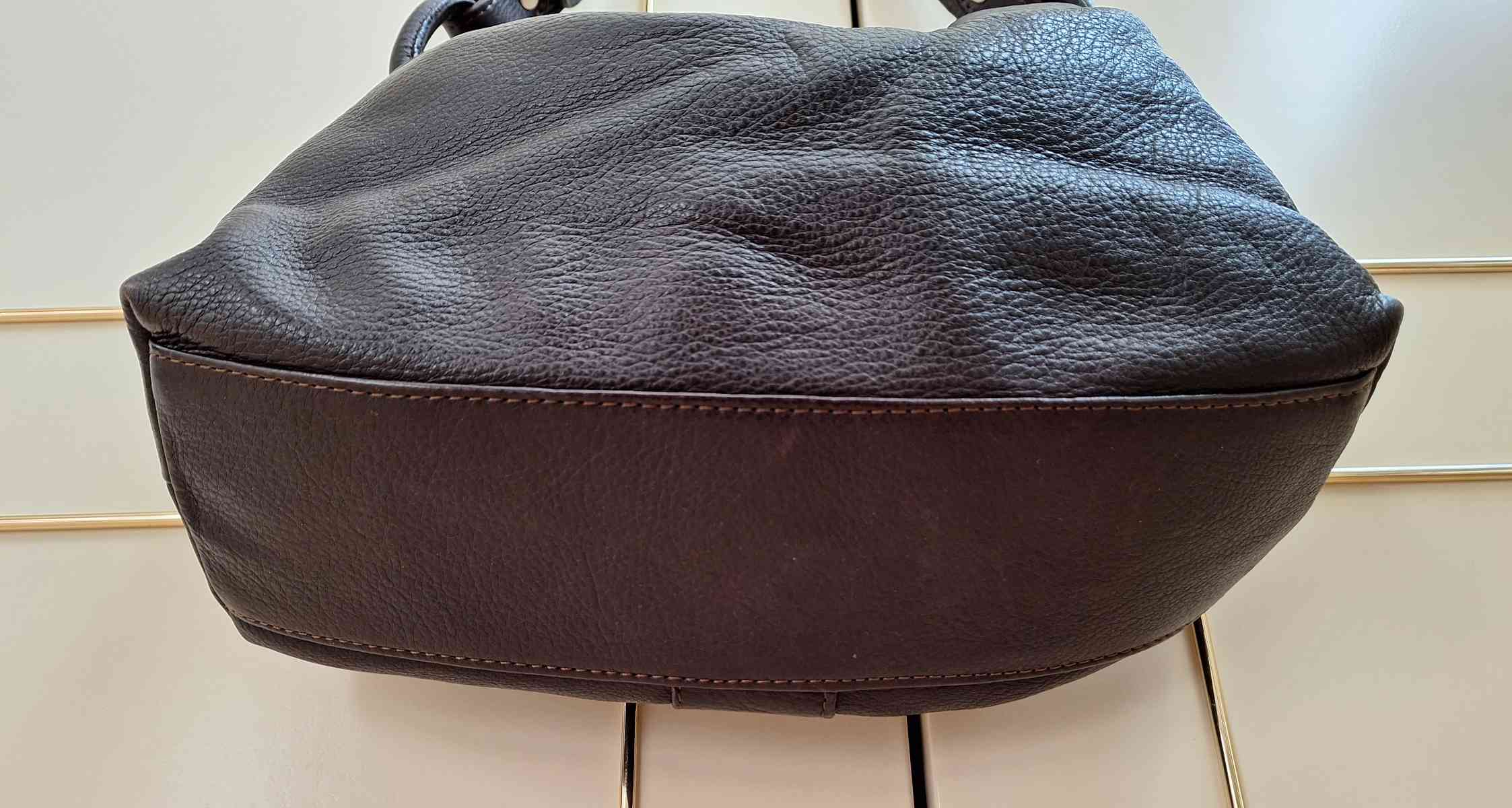Calamita Handbag, in braun, Tragegurt längenverstellbar, Zustand sehr gut, von unten.
