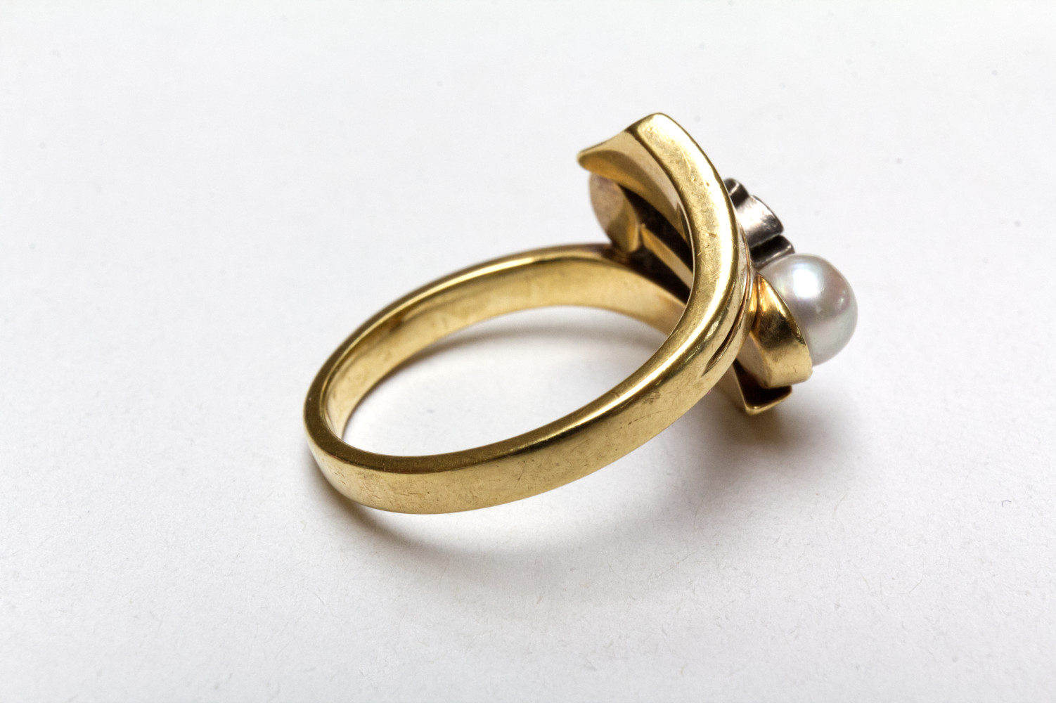 Ring mit Perlen und Diamant in 585 Gold gefasst in Größe 53 von der Seite zu sehen.