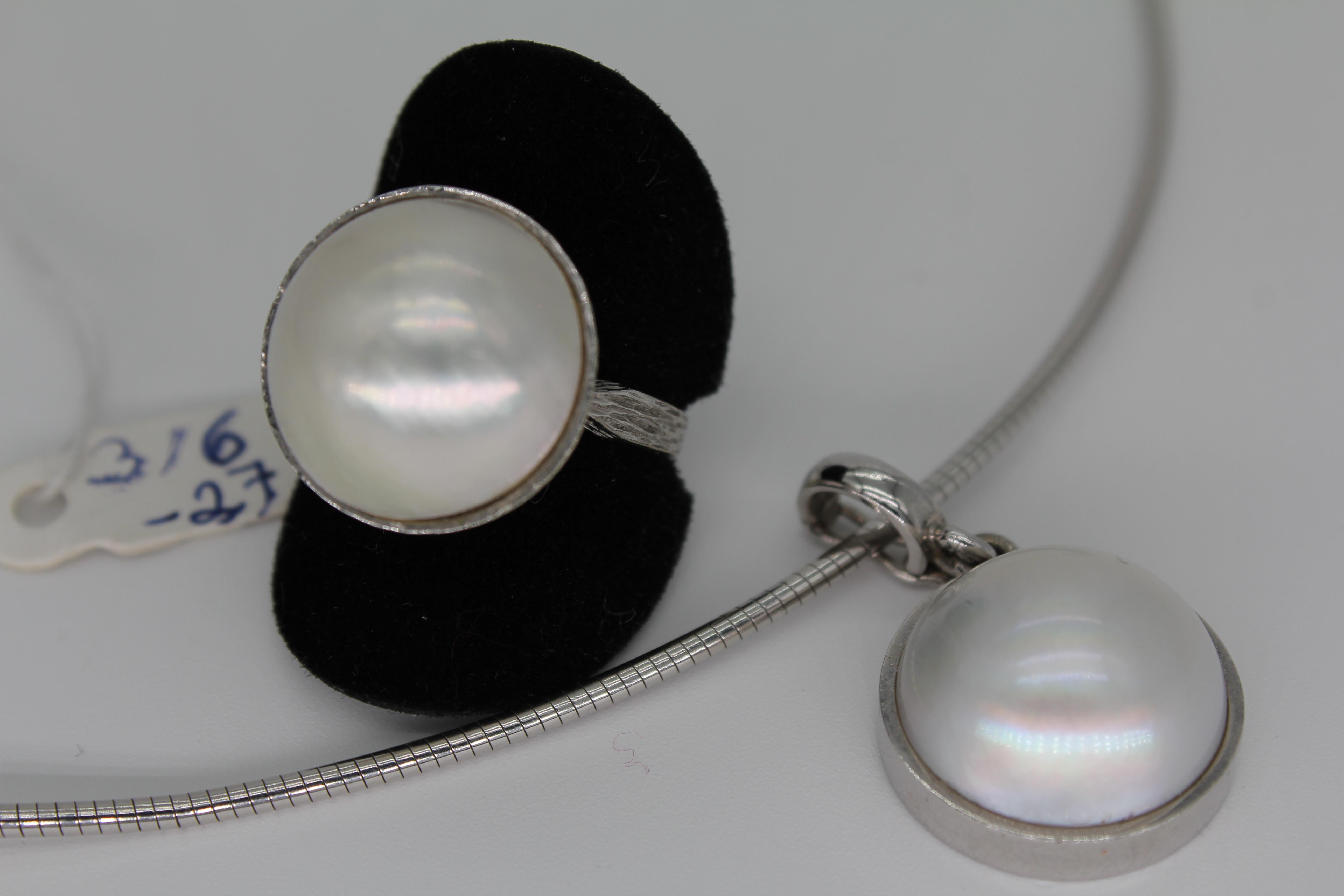 Detailansicht von Akoya Perle an Ring und Anhänger aus 585er Weißgold