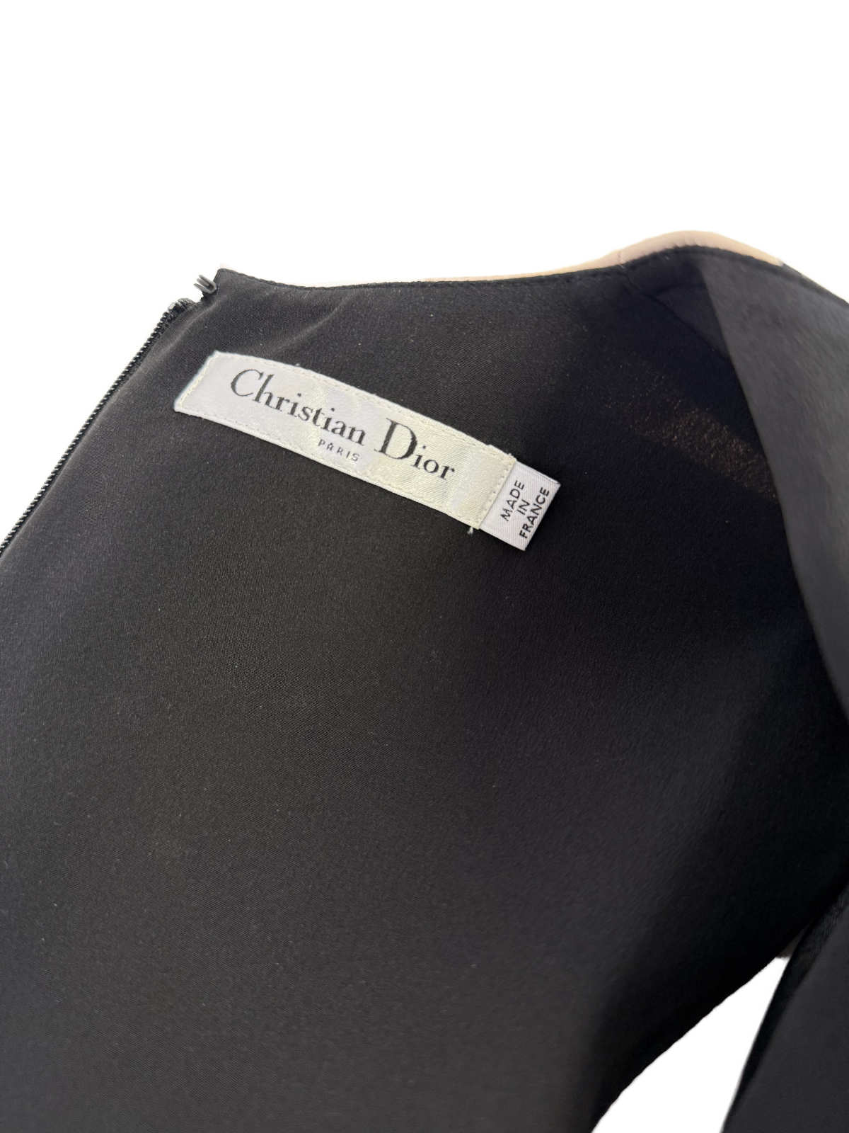 Detailansicht des hochwertigen Seidenstoffs und der Streifenstruktur.