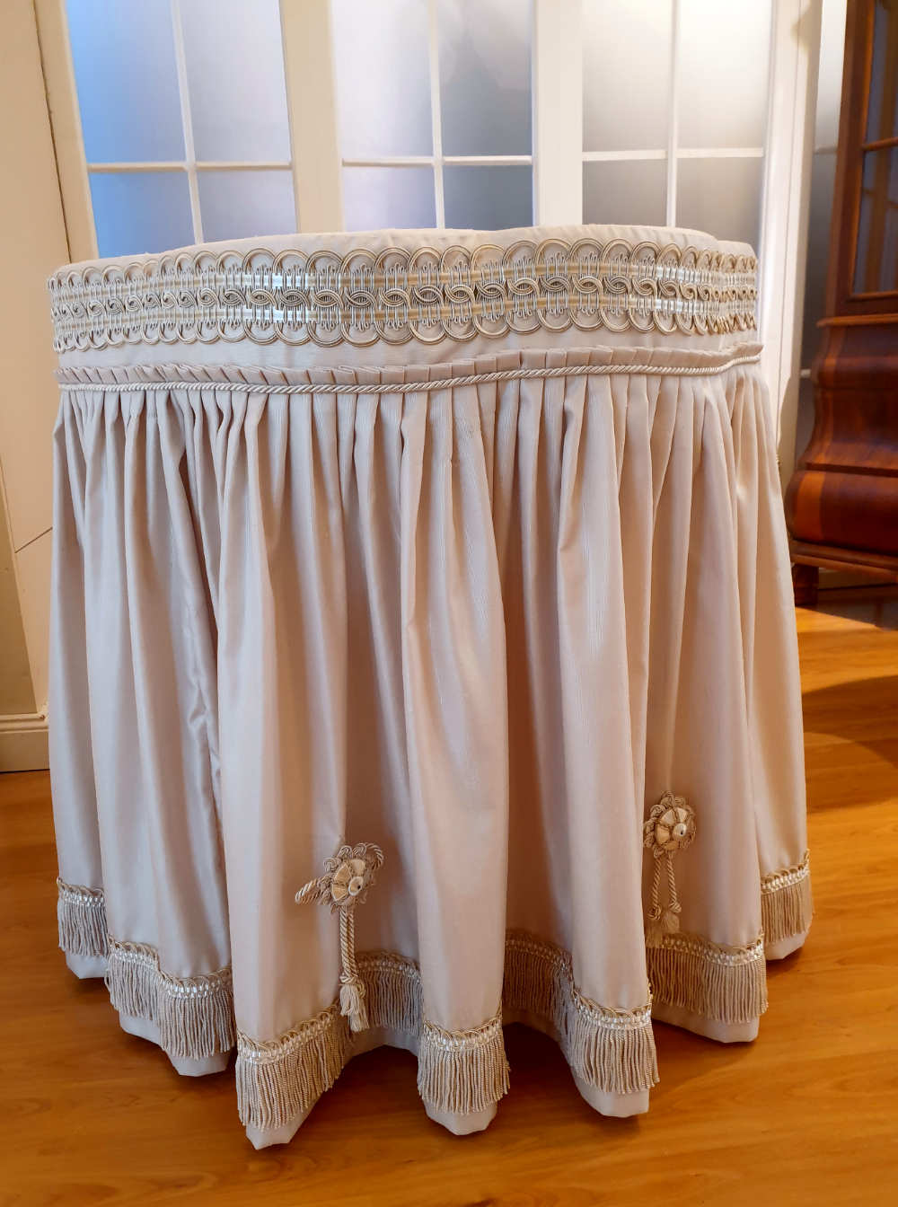 Tisch Stoffhusse Beige Verzierung Frontal Tisch, mit Stoffhusse, in beige, mit Verzierung,  frontal.