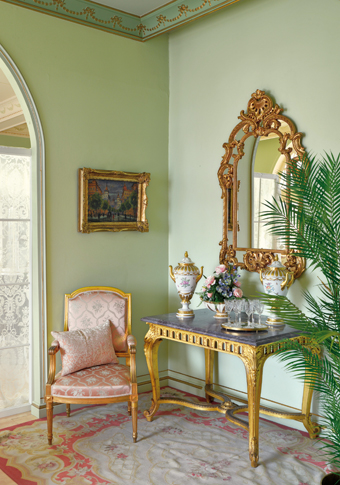 Louis XVI Armlehnstuhl – Raumansicht mit Tisch