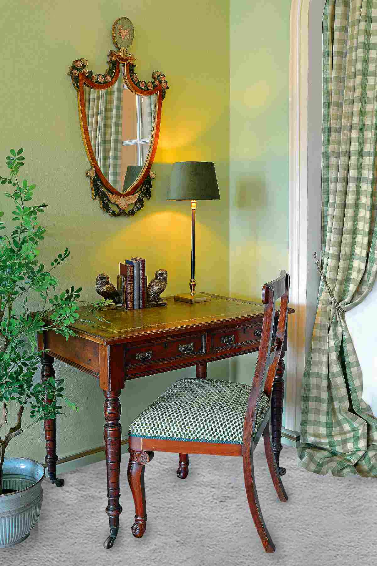 Antiker Schreibtisch, Levy, aus England, mit Ledereinlage und Goldprägung.