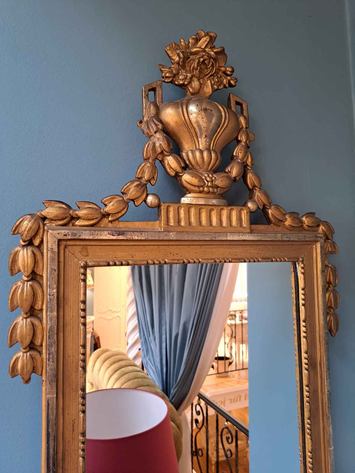 Antiker Spiegel Louis Seize Stil, aus dem 18. Jh., handgeschnitzt, sehr groß, oben.