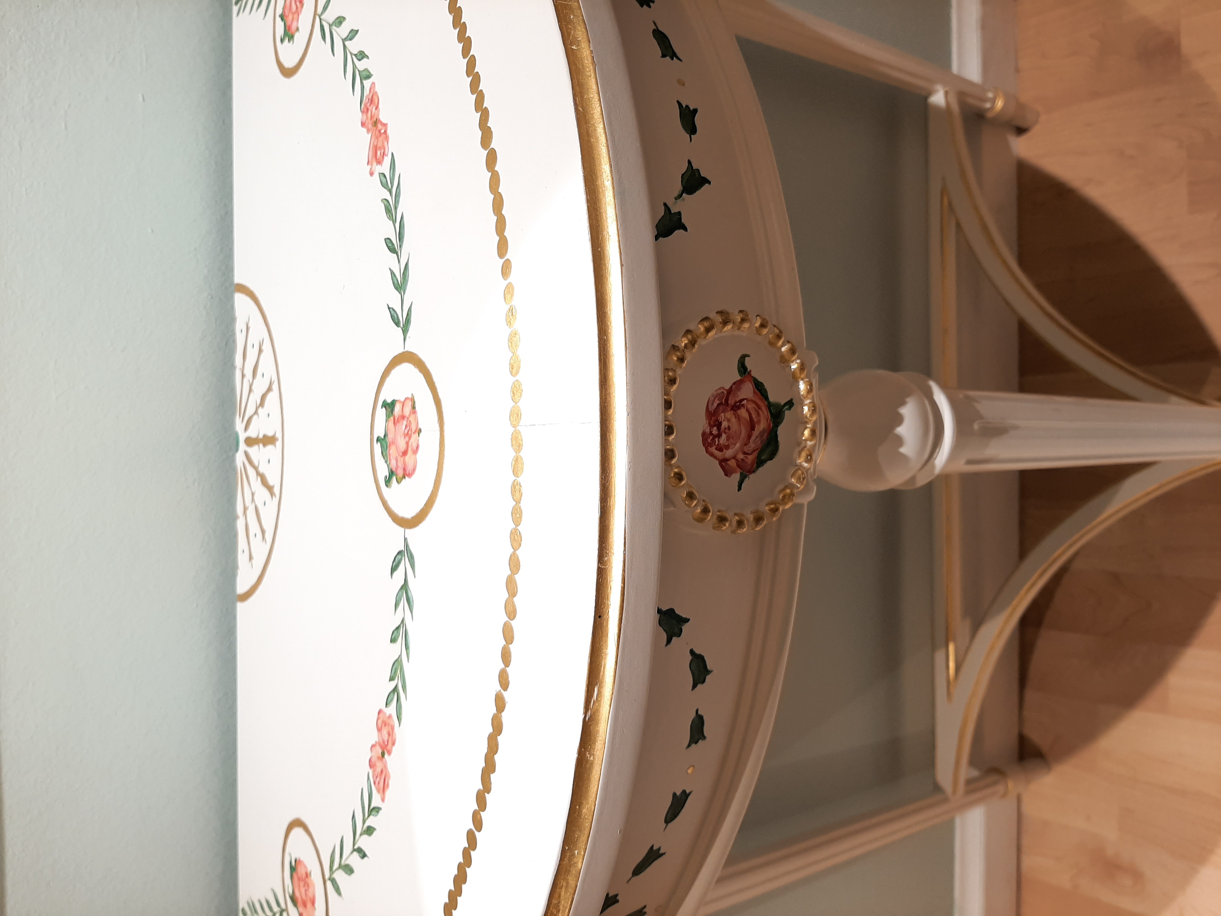 Detail der bemalten Konsole von oben vorne