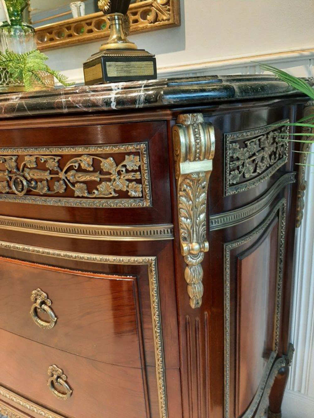 Klassisch geformte Kommode Bronzeverzierungen Marmorplatte abschließbare Schubladen detail Klassisch geformte Kommode, mit Bronzeverzierungen, Marmorplatte, abschließbaren Schubladen, Detailansicht.