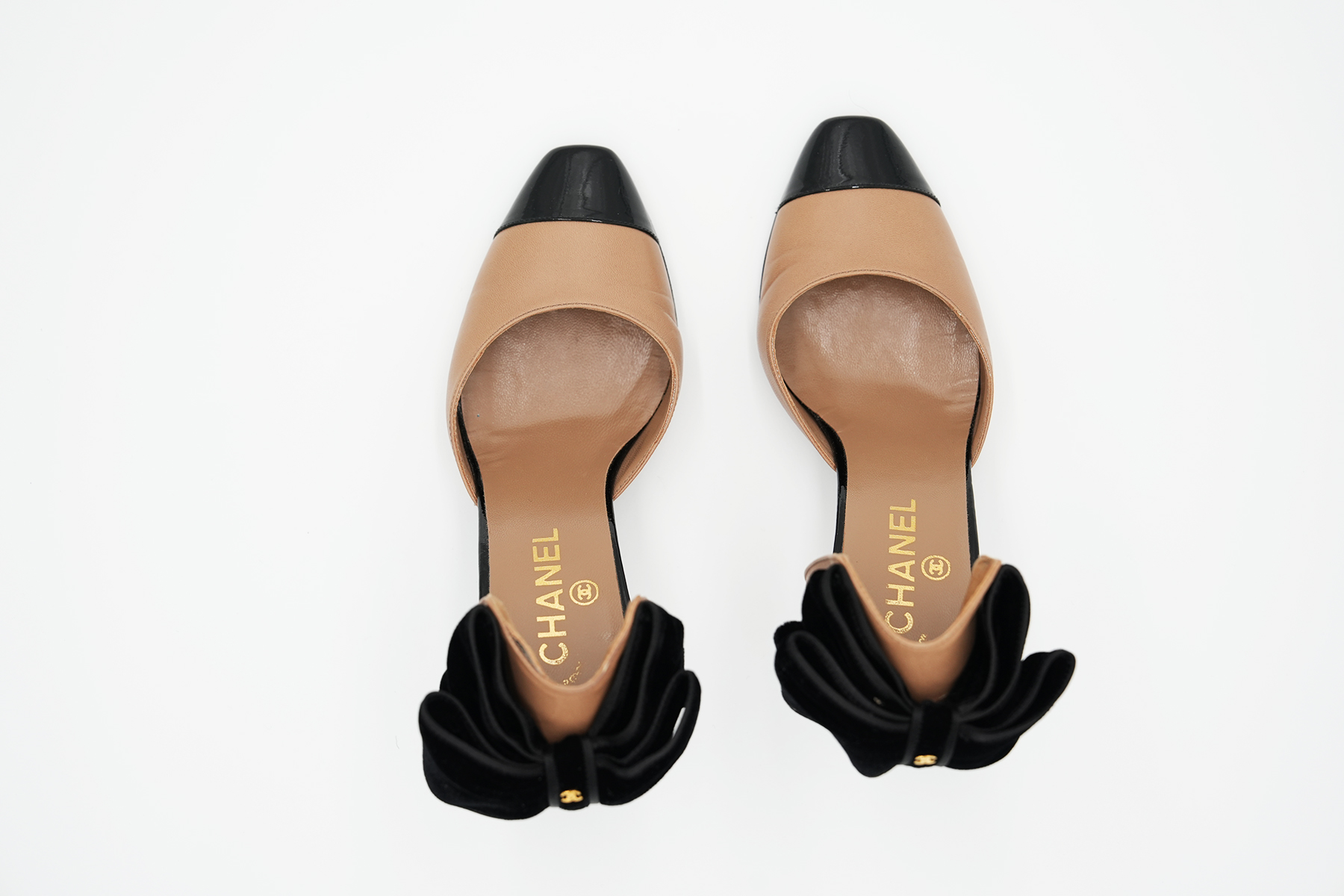 Chanel Pumps von oben fotografiert, beige Obermaterialien und schwarze Schuhspitzen klar sichtbar
