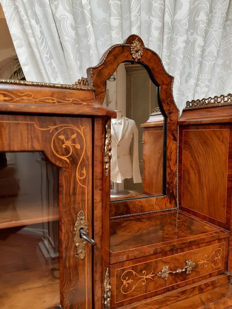 Detail Aufsatzsekretär Nussbaum Rosenholz antik Detail Spiegel im Aufsatz des antiken Sekretärs