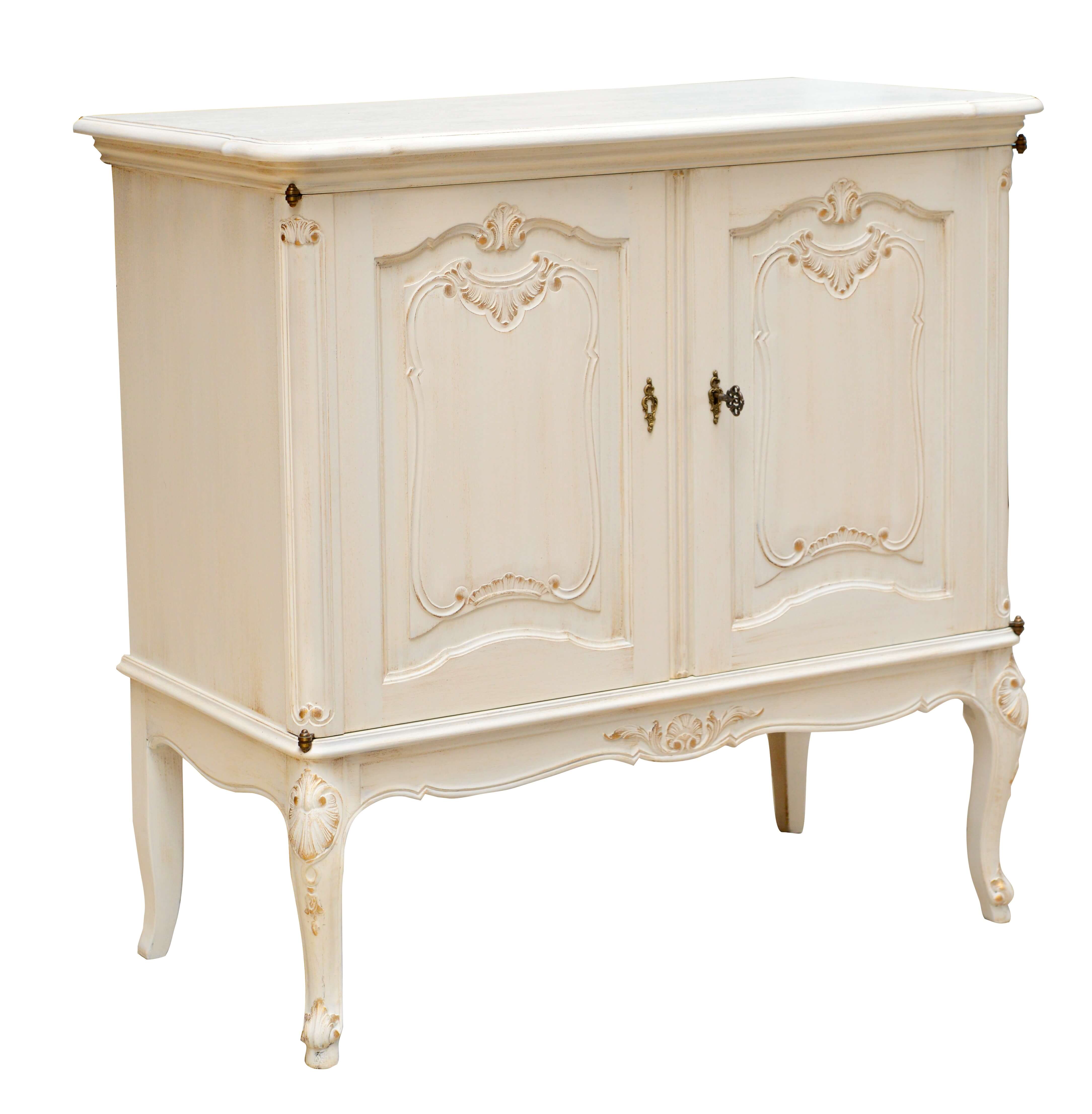 Eine Kommode mit einer schönen Formgebung! Sie wurde aus Eichenholz gefertigt und nachträglich in unseren Werkstätten im Haus in einer italienisch angelehnten Oberfläche ganz neu lackiert.  H. 95 cm, B. 98 cm, T. 50 cm Anrichte RAFFAEL in Chalkpaint bemalt und patiniert♕